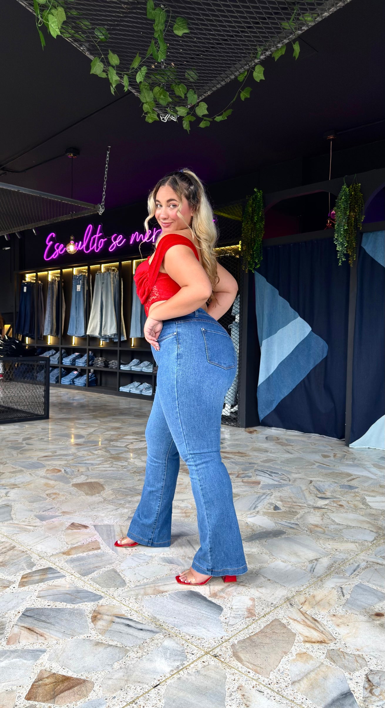 REF: 38600 BOTA RECTA CURVY TIRO ALTO EN TELA DENIM FULL STRETCH