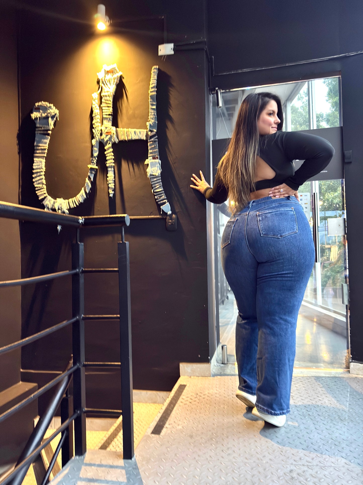 REF: 97625 BOTA RECTA CURVY, TIRO ALTO EN TELA DENIM STRETCH, LEVANTA COLA