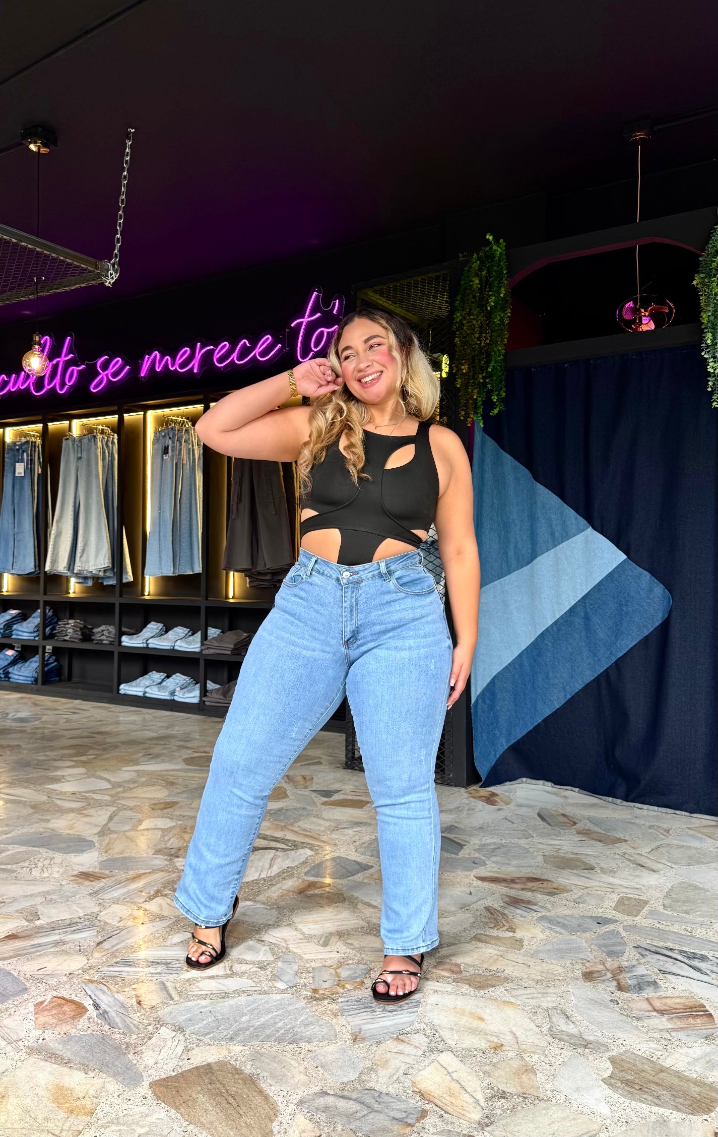 REF: 38696 BOTA RECTA CURVY TIRO ALTO EN TELA DENIM FULL STRETCH AZUL CLARO