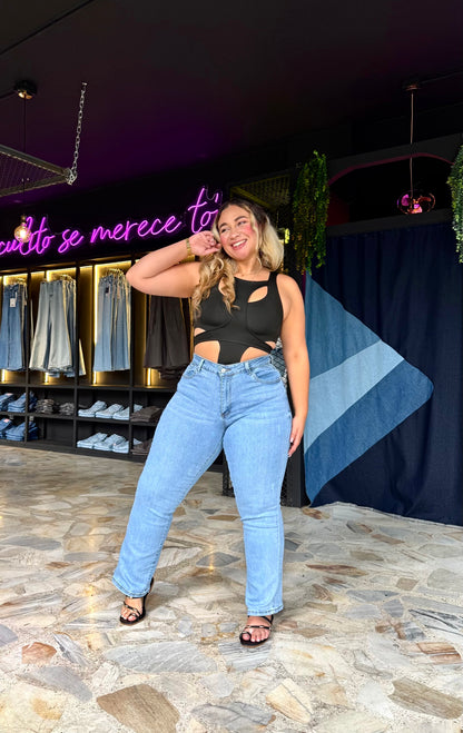 REF: 38696 BOTA RECTA CURVY TIRO ALTO EN TELA DENIM FULL STRETCH AZUL CLARO