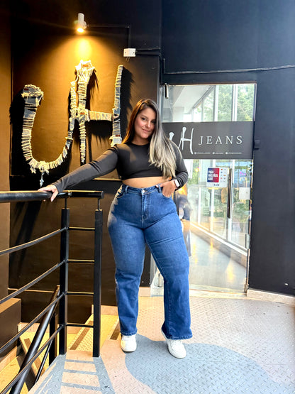 REF: 97625 BOTA RECTA CURVY, TIRO ALTO EN TELA DENIM STRETCH, LEVANTA COLA