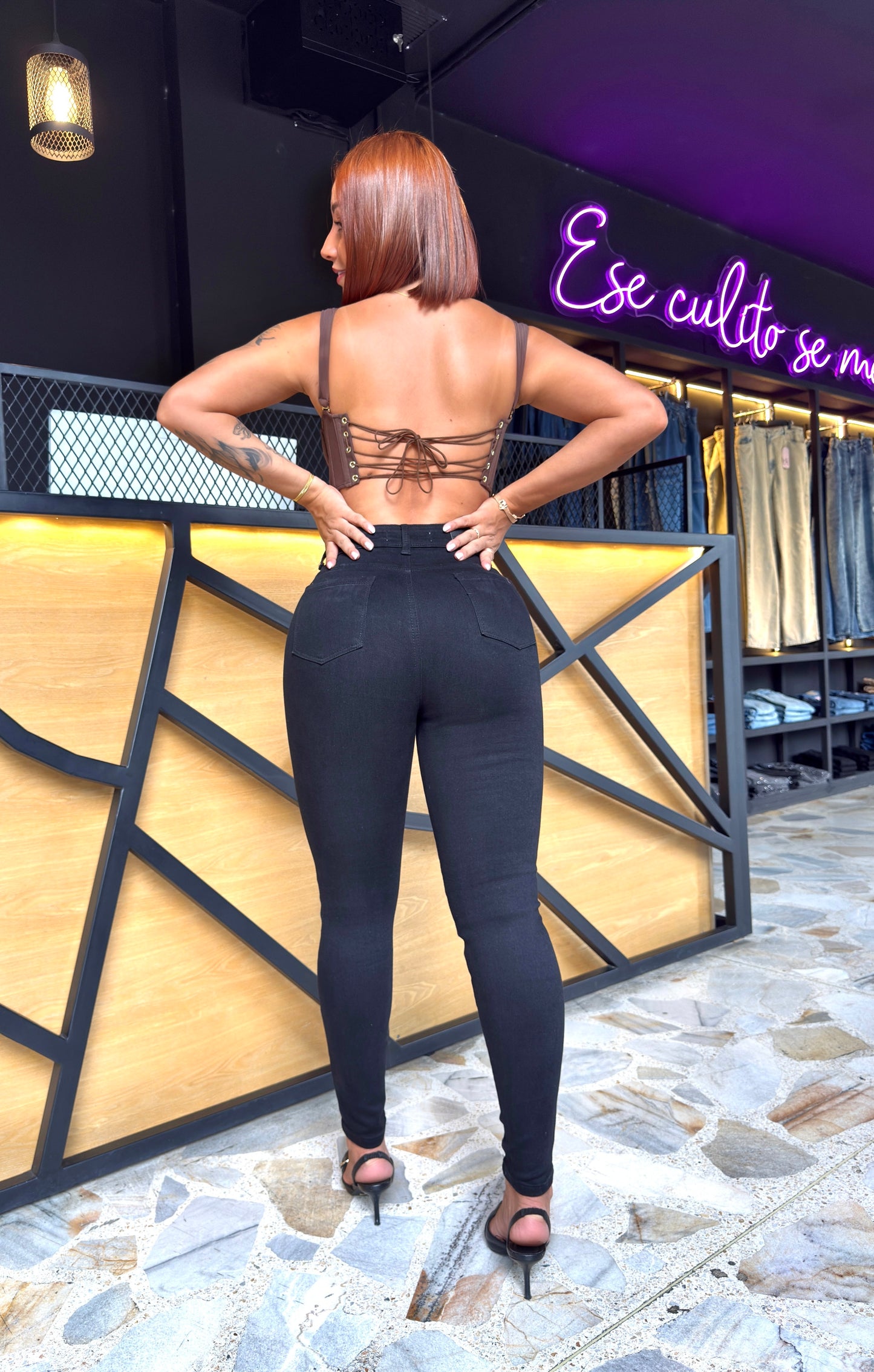 REF: 91921-2002-1006 SKINNY CLÁSICO LEVANTA COLA NEGRO EN TELA DENIM FULL STRETCH