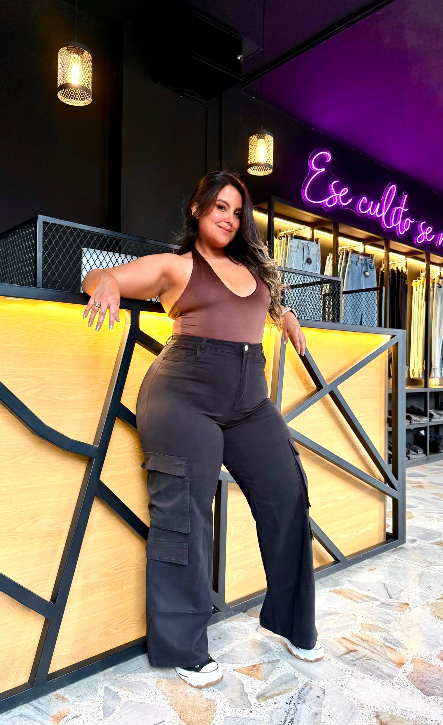 REF: 2516 CARGO NEGRO CURVY CON PINZAS LEVANTA COLA EN TELA DRILL PRIMIUM STRETCH