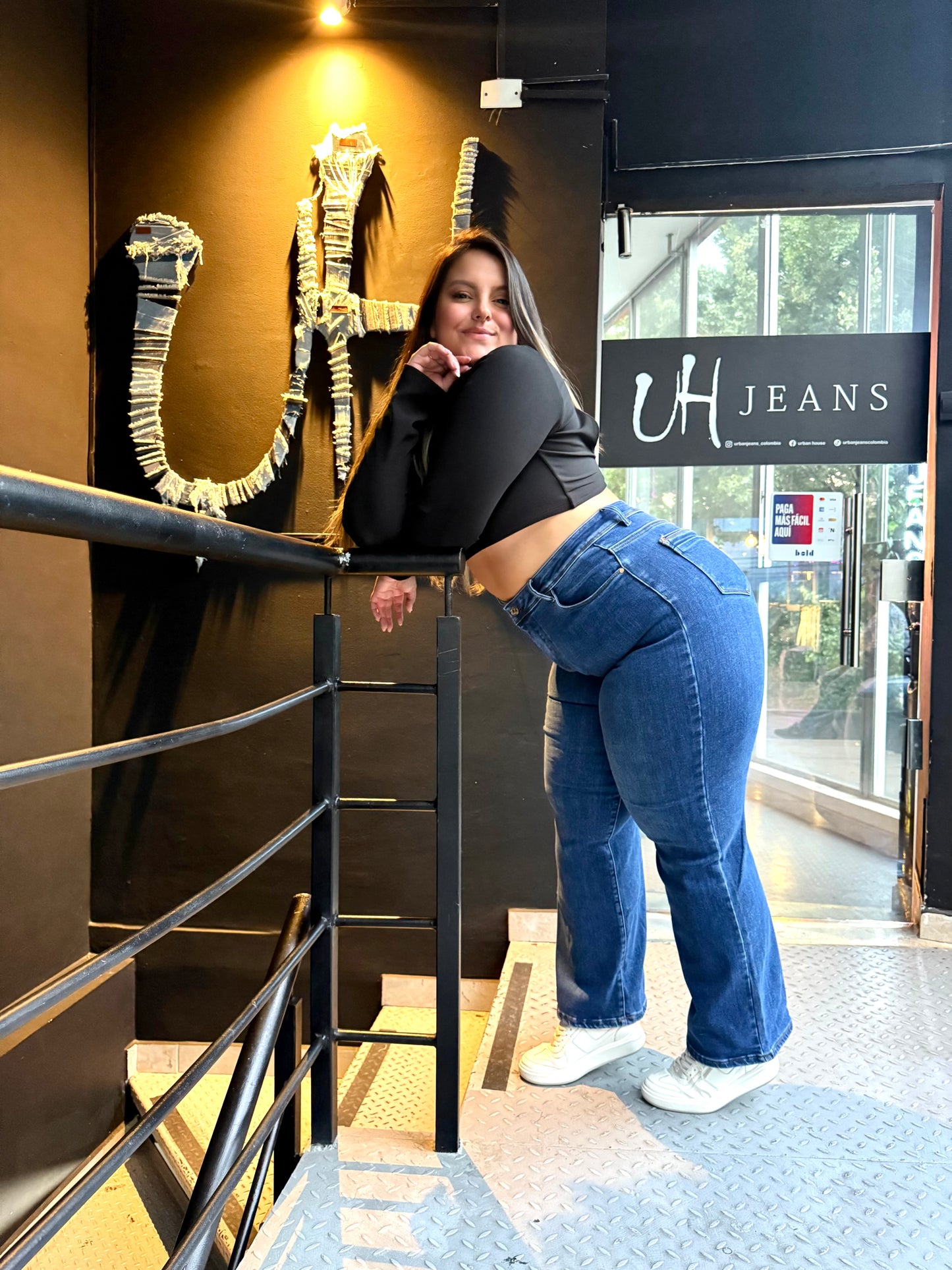 REF: 97625 BOTA RECTA CURVY, TIRO ALTO EN TELA DENIM STRETCH, LEVANTA COLA