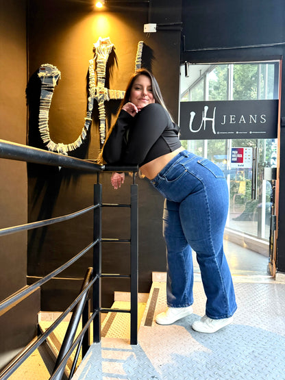 REF: 97625 BOTA RECTA CURVY, TIRO ALTO EN TELA DENIM STRETCH, LEVANTA COLA