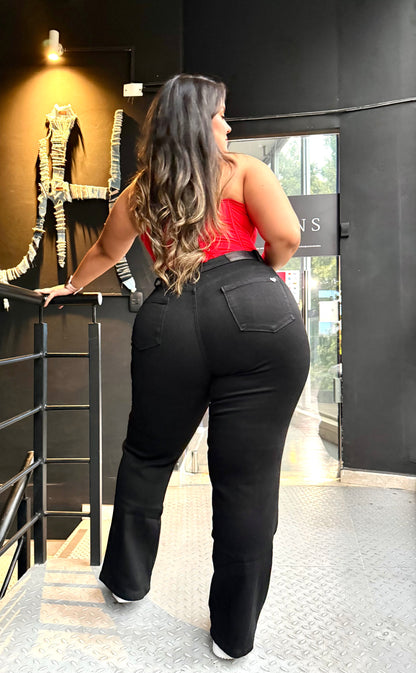 REF: 97956 JEAN RECTO CURVY TIRO ALTO, EN TELA DENIM FULL STRETCH COLOR NEGRO