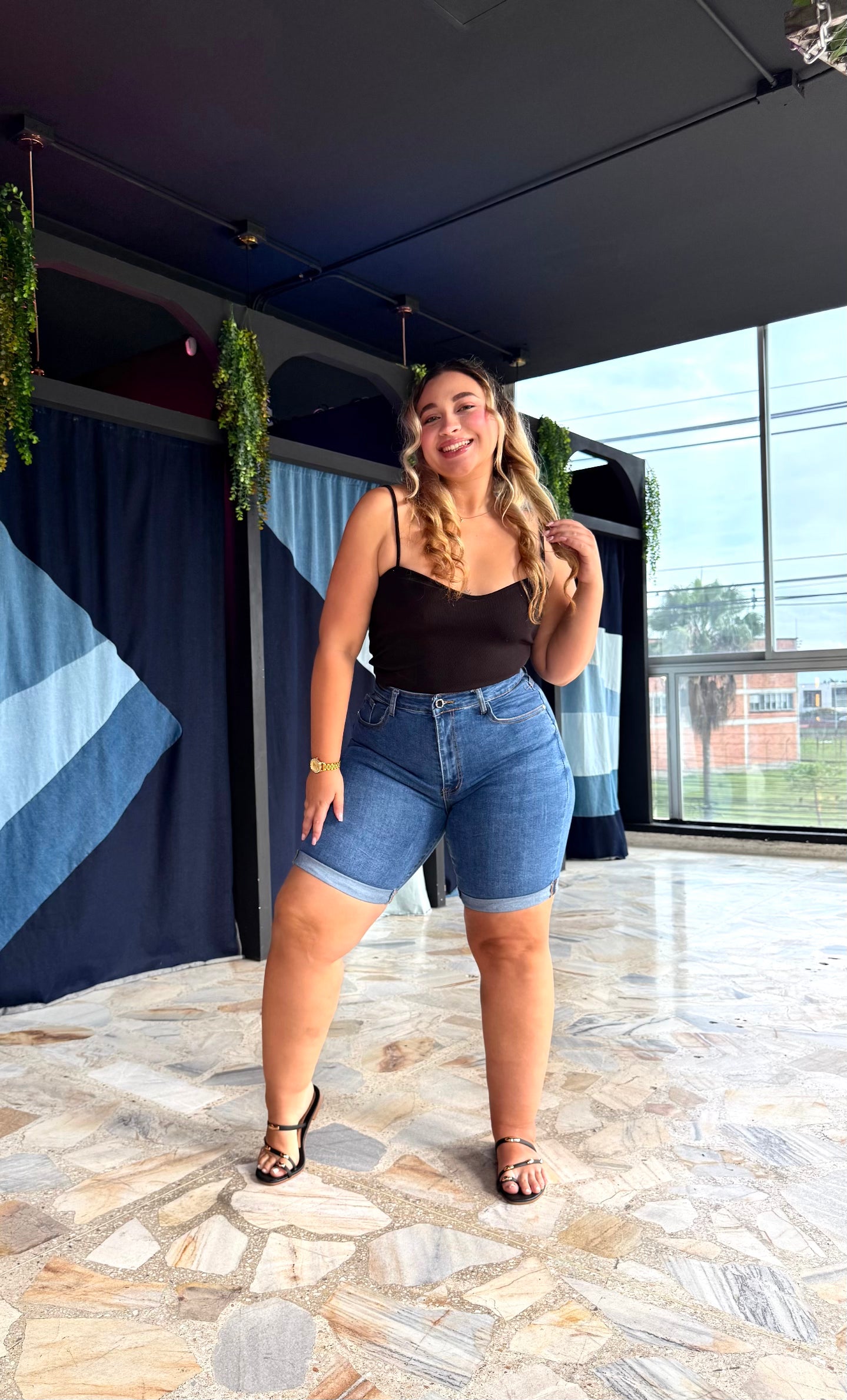 REF: 38423 SHORT CURVY TIRO ALTO EN TELA DENIM FULL STRETCH