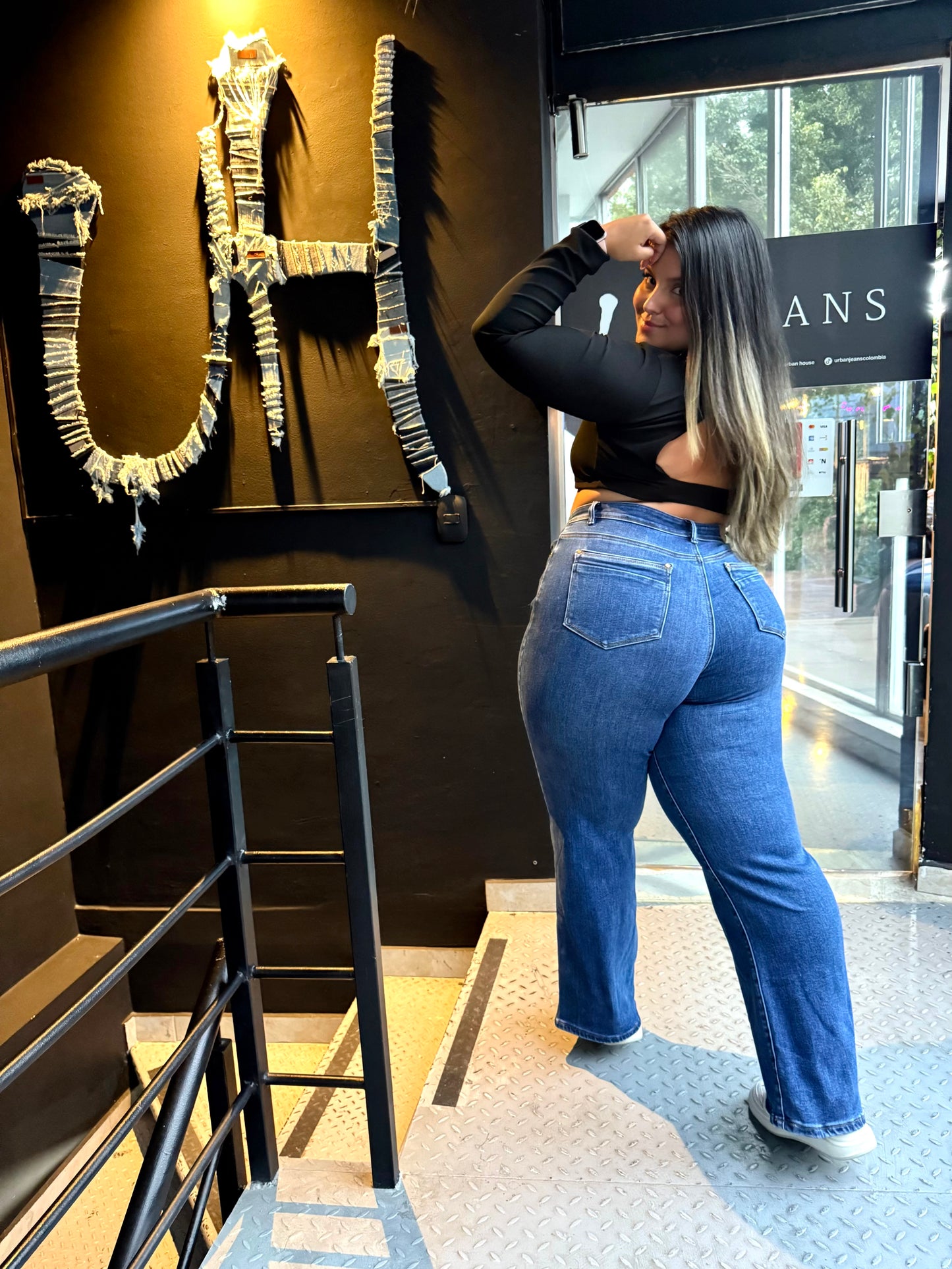 REF: 97625 BOTA RECTA CURVY, TIRO ALTO EN TELA DENIM STRETCH, LEVANTA COLA