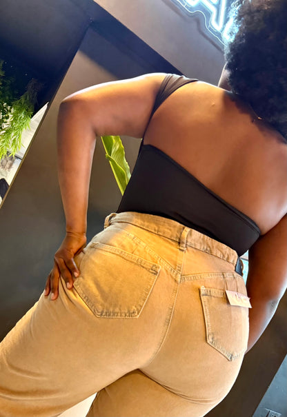 REF: 2518  MOM JEANS CURVY TIRO ALTO EN TELA DENIM RÍGIDO EN TONO MATIZADO CAFE
