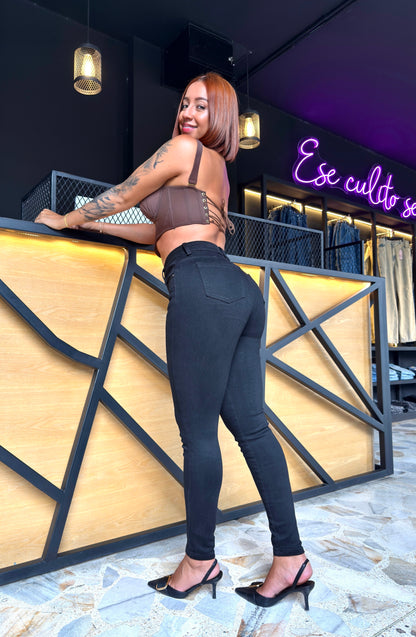 REF: 91921-2002-1006 SKINNY CLÁSICO LEVANTA COLA NEGRO EN TELA DENIM FULL STRETCH