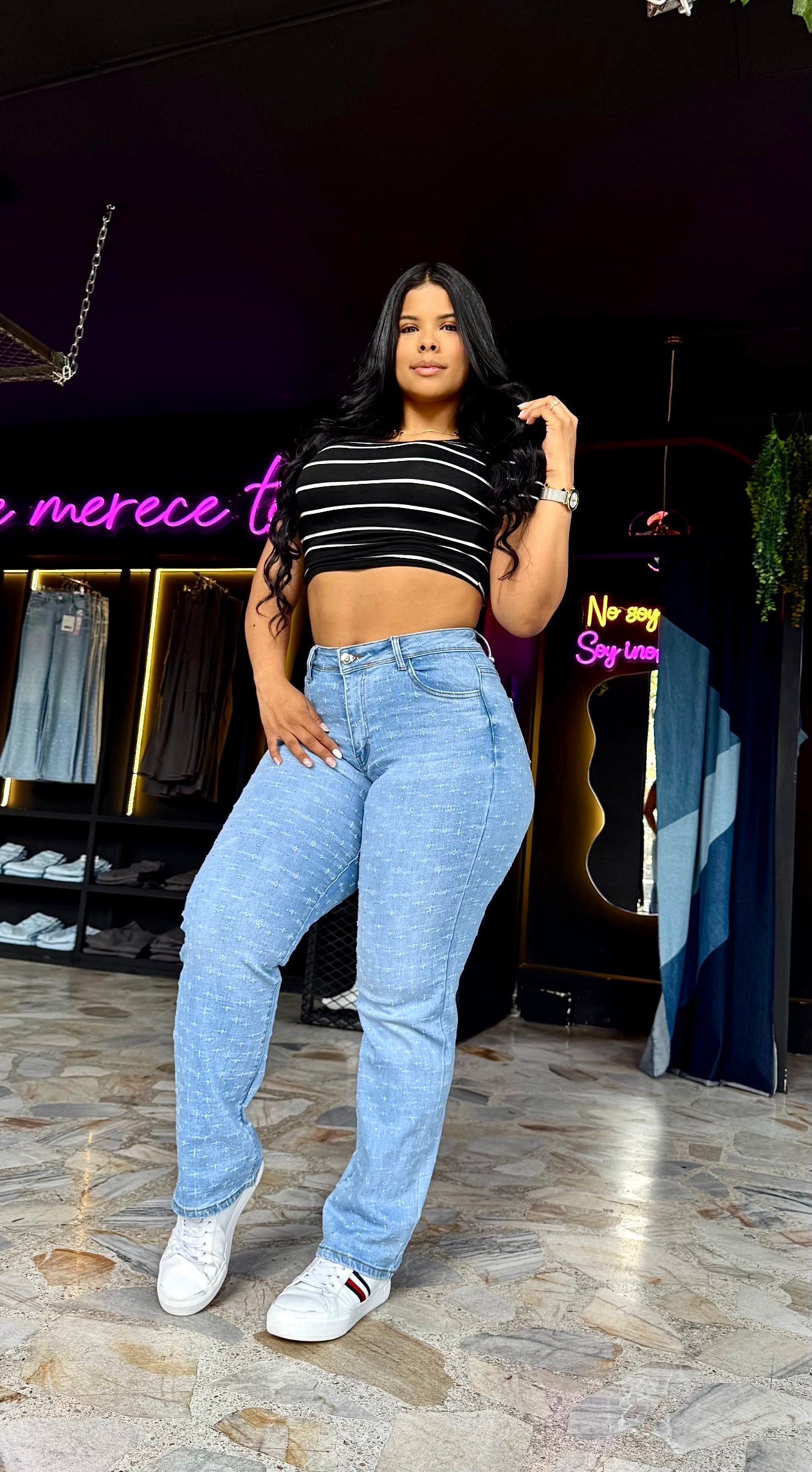 REF: 37633 JEAN CON PIEDRA BRILLANTE EN EL FRENTE DE LA PRENDA, TIRO ALTO EN TELA DENIM FULL STRETCH