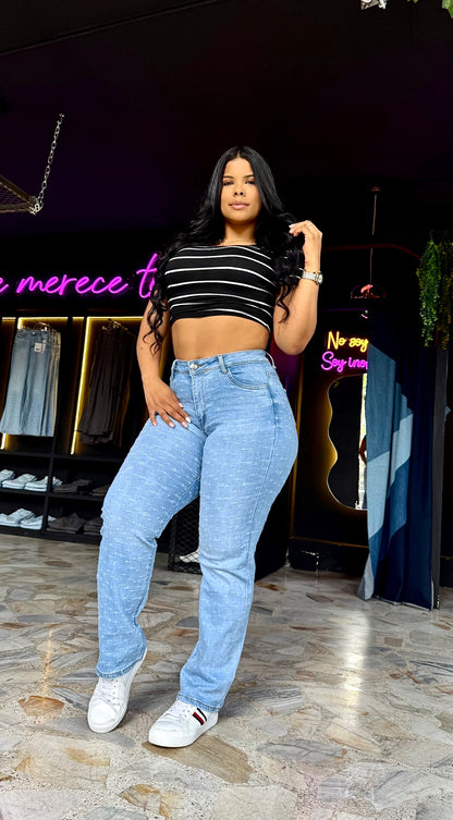 REF: 37633 JEAN CON PIEDRA BRILLANTE EN EL FRENTE DE LA PRENDA, TIRO ALTO EN TELA DENIM FULL STRETCH