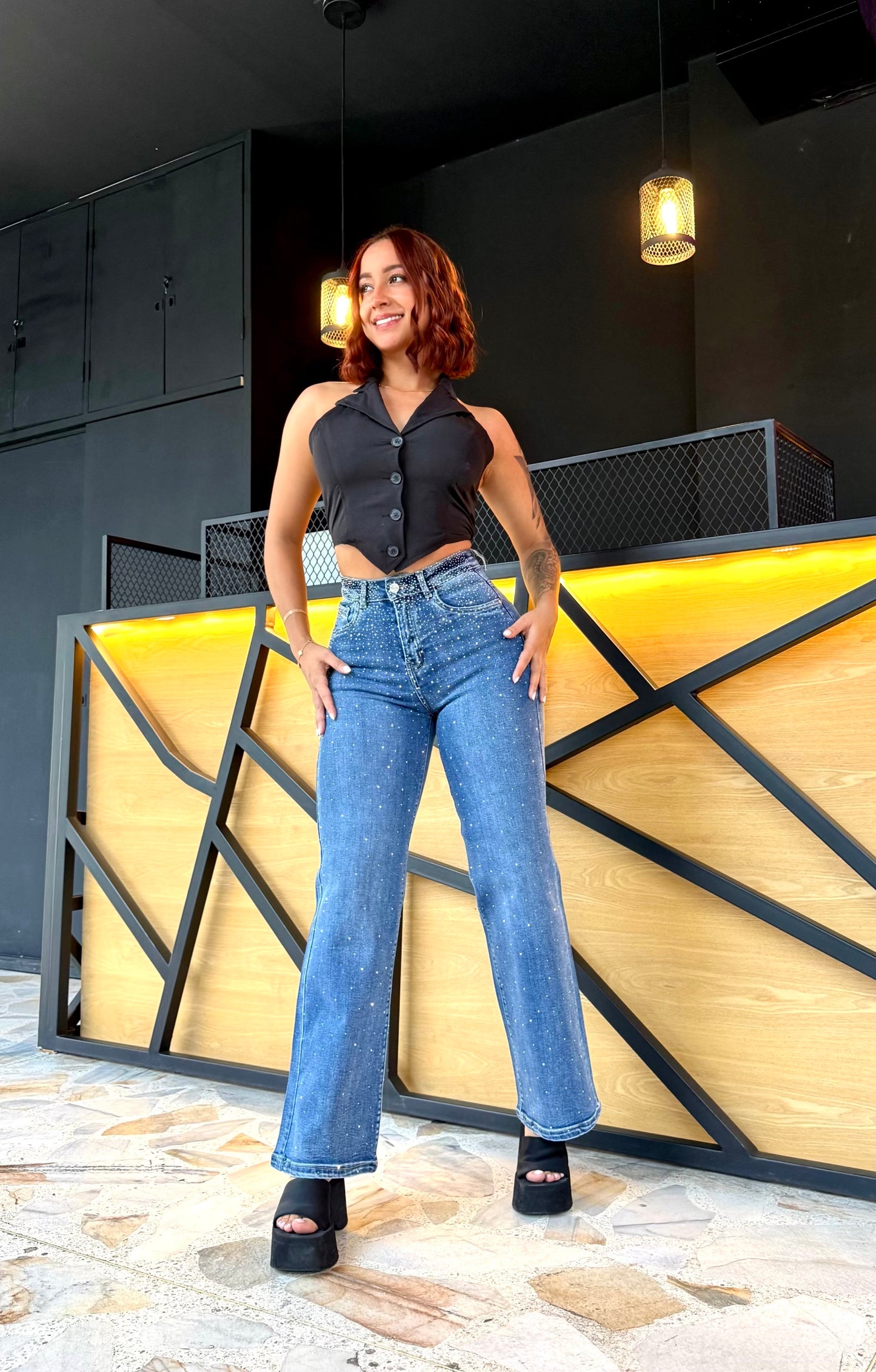 REF: 94158 RECTO CON PINZA LEVANTA COLA, TIRO ALTO EN TELA DENIM FULL STRETCH CON PIEDRA BRILLANTE POR DELANTE
