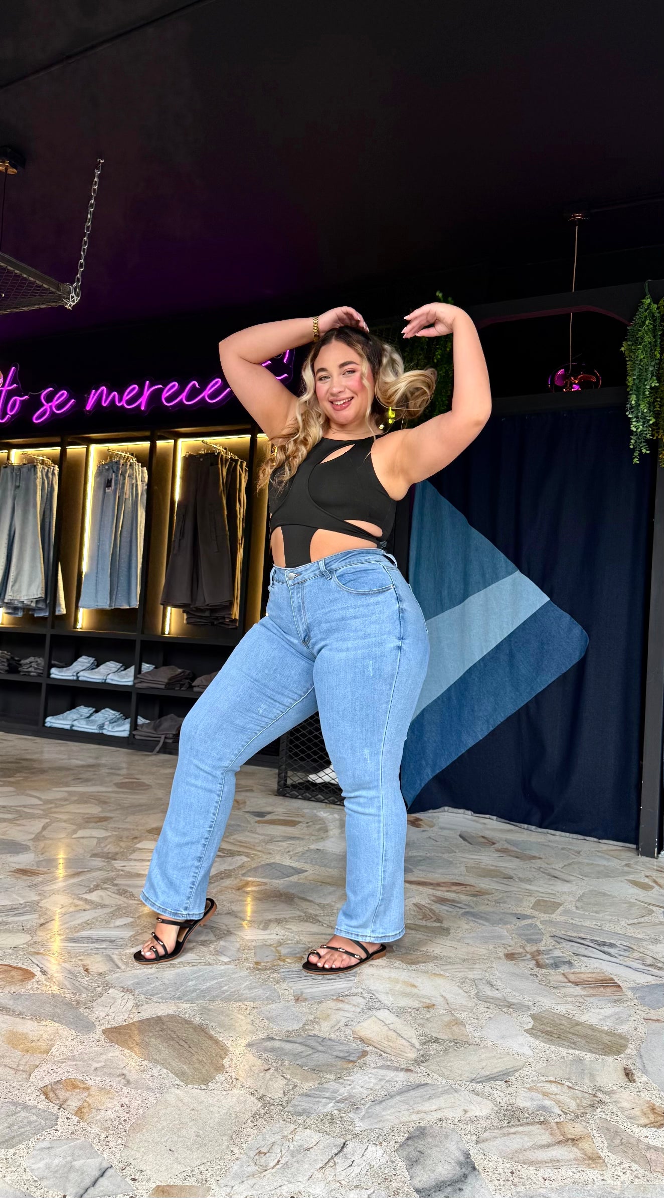 REF: 38696 BOTA RECTA CURVY TIRO ALTO EN TELA DENIM FULL STRETCH AZUL CLARO