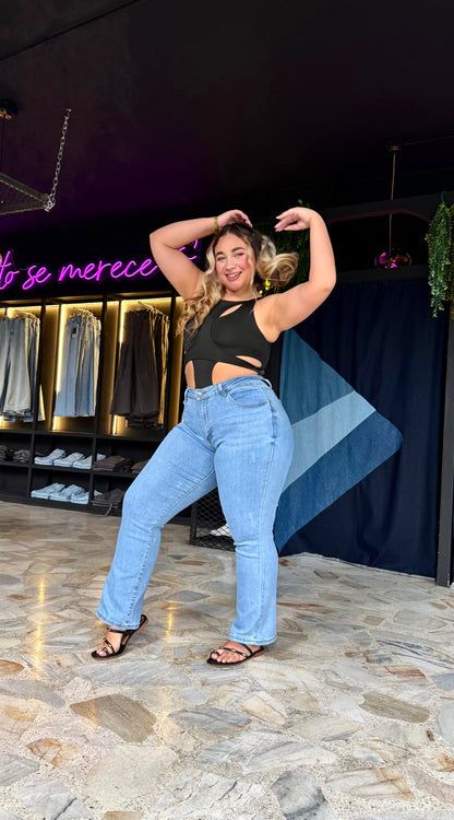 REF: 38696 BOTA RECTA CURVY TIRO ALTO EN TELA DENIM FULL STRETCH AZUL CLARO