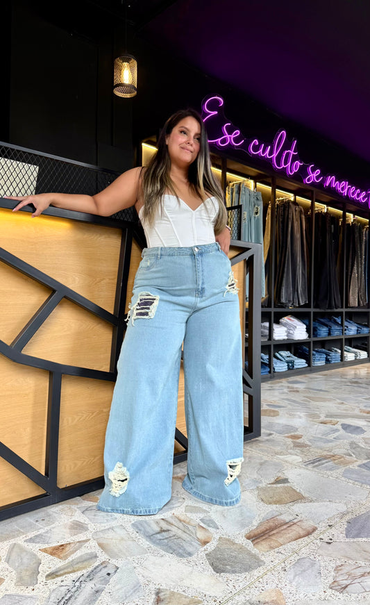 REF: 2513 JEAN CURVY ANCHO REALMENTE ANCHO CON PARCHES EN TELA DENIM