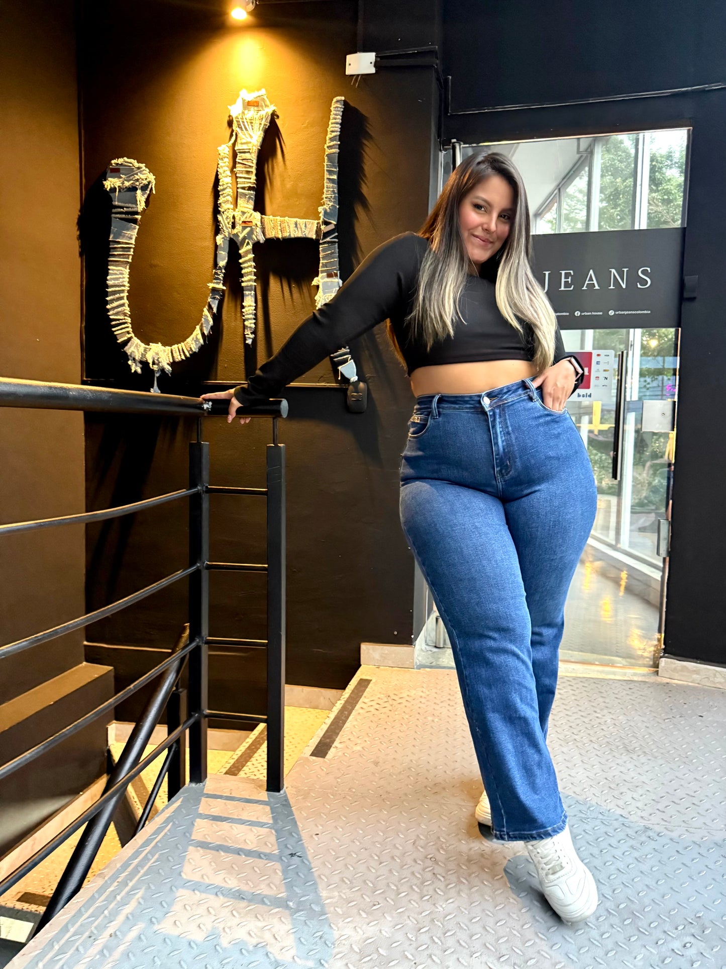 REF: 97625 BOTA RECTA CURVY, TIRO ALTO EN TELA DENIM STRETCH, LEVANTA COLA