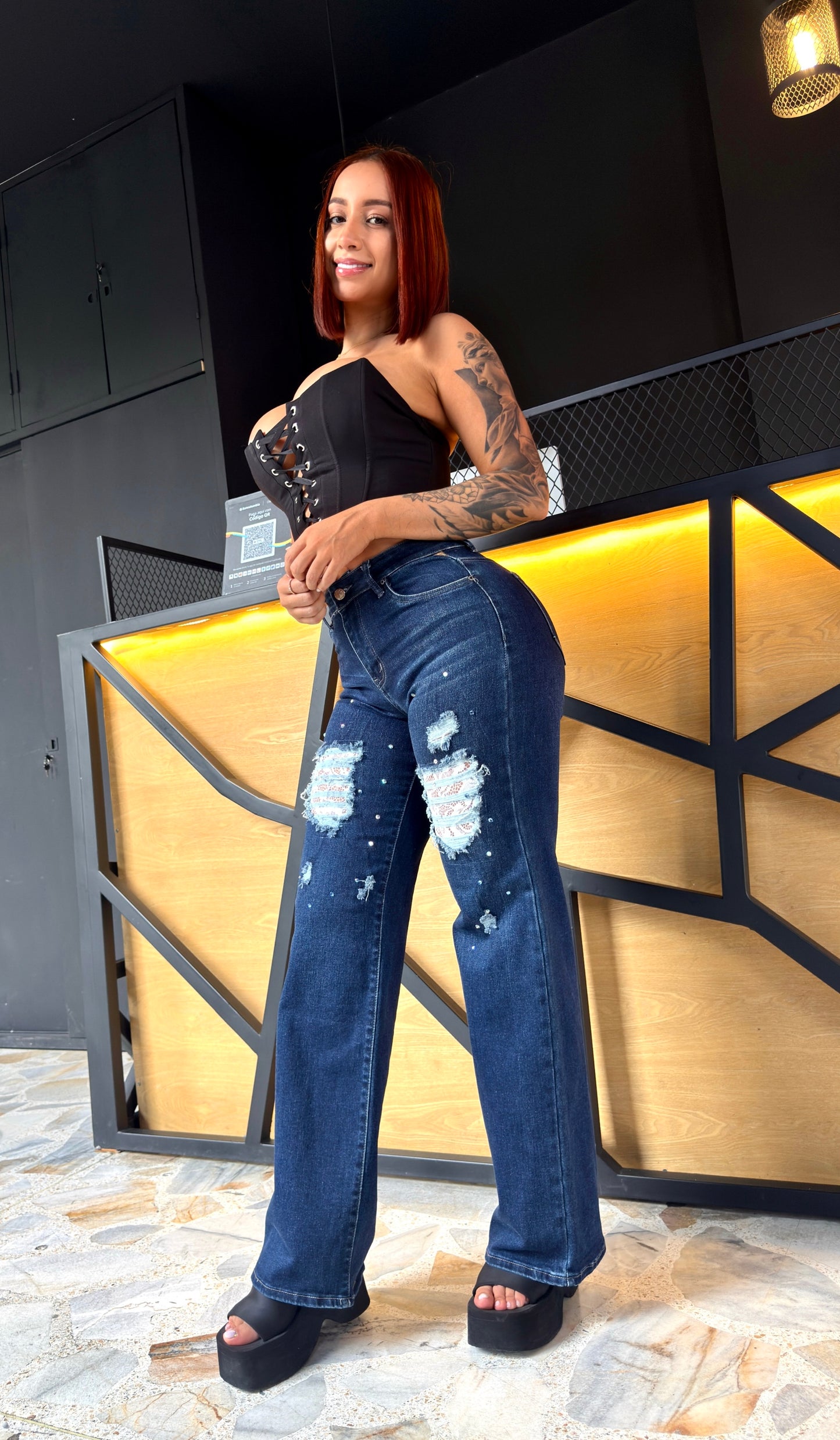 REF: 39308 BOTA RECTA CON ROTO PARCHADO CON TELA DE ENCAJE CON BRILLO, TIRO ALTO EN TEALA DENIM FULL STRETCH