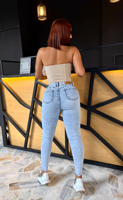 REF: ARF-2065 SKINNY CON PINZAS LEVANTA COLA EN FORMA DE CORAZÓN, EN TELA DENIM STRETCH