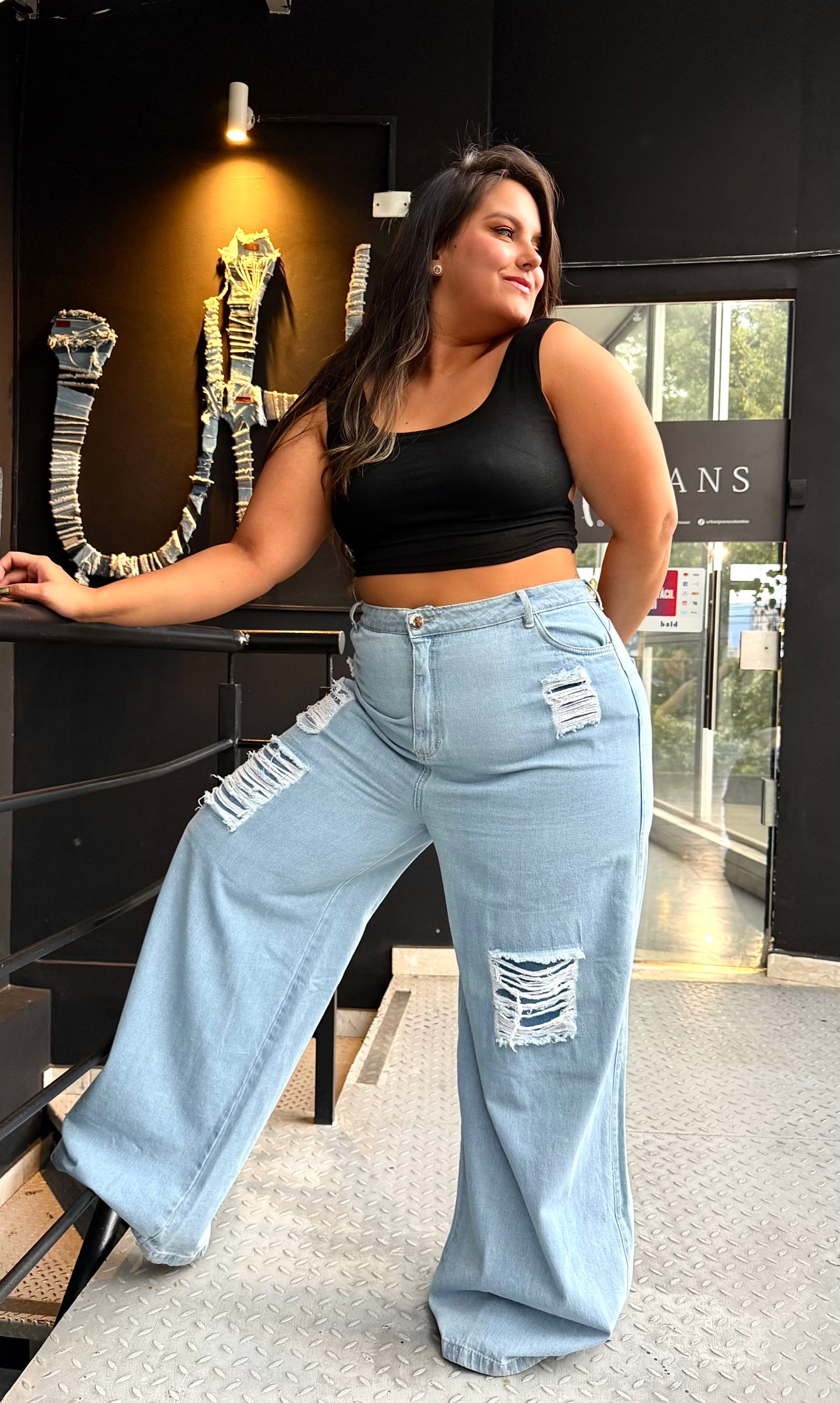 REF: 2515 JEAN CURVY, ANCHO REALMENTE ANCHO CON ROTOS TAPADOS,EN TELA DENIM RÍGIDO.