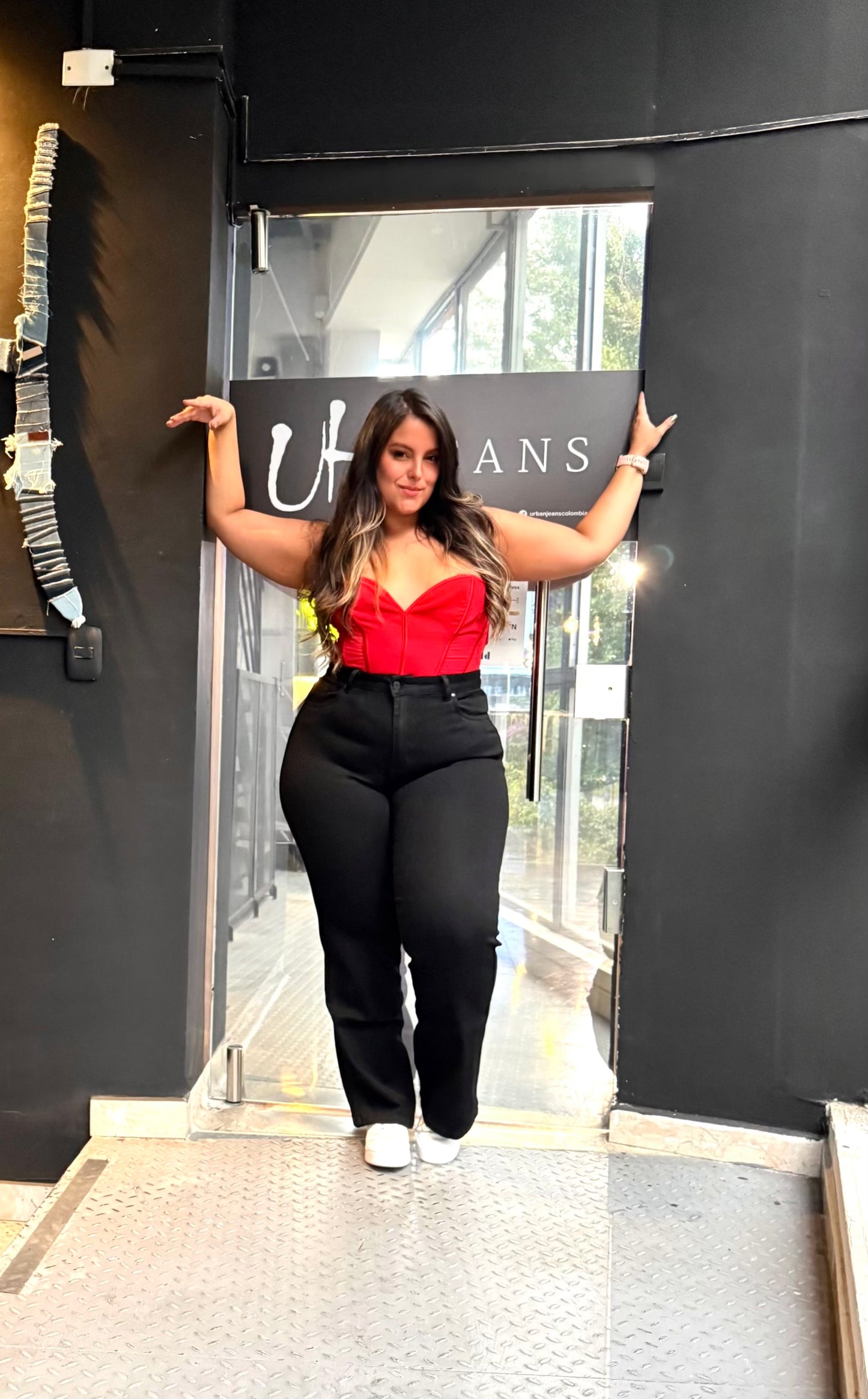 REF: 97956 JEAN RECTO CURVY TIRO ALTO, EN TELA DENIM FULL STRETCH COLOR NEGRO