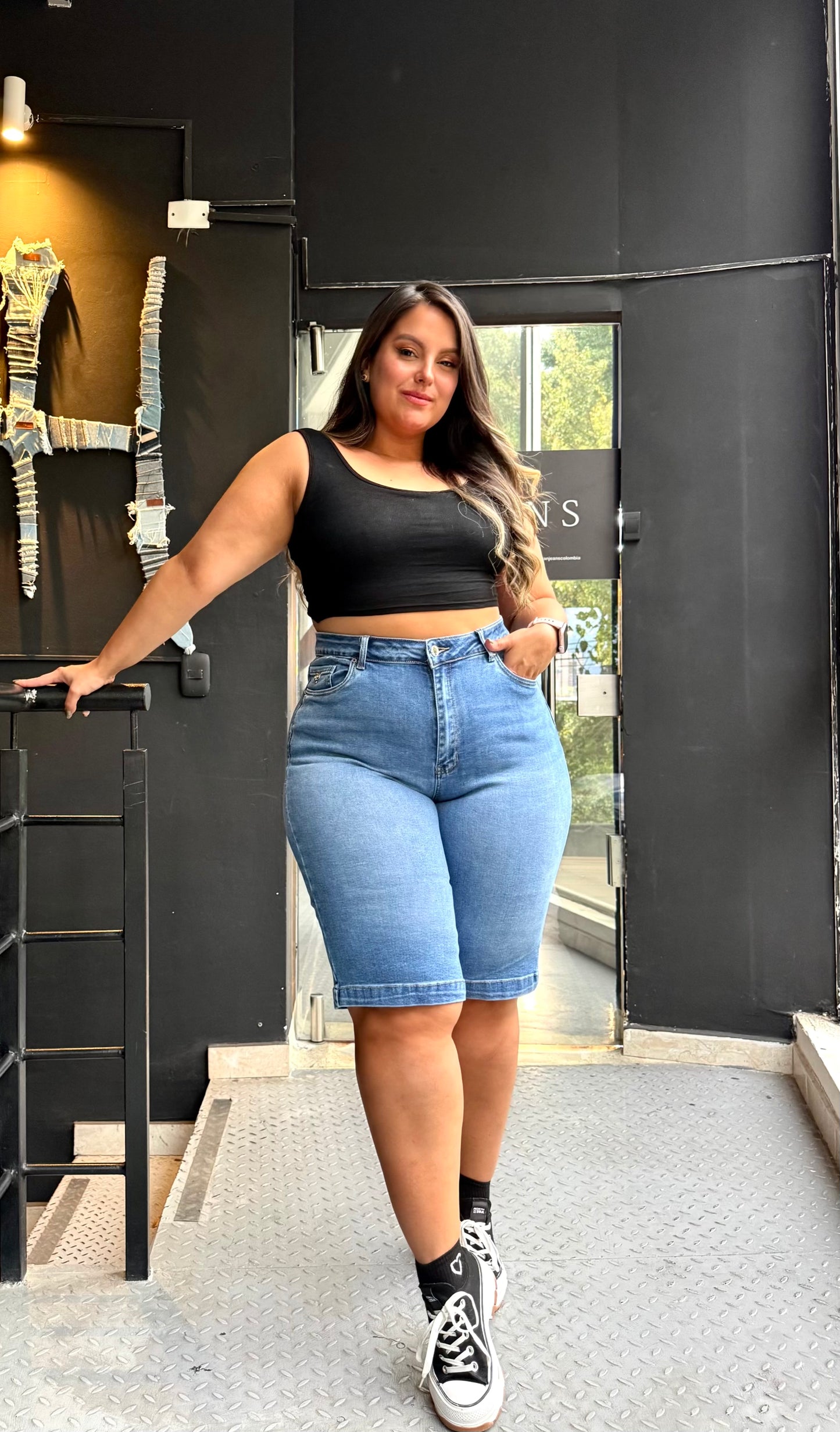 98335 BERMUDA CURVY TIRO ALTO EN TELA DENIM FULL STRETCH AZUL CLARO