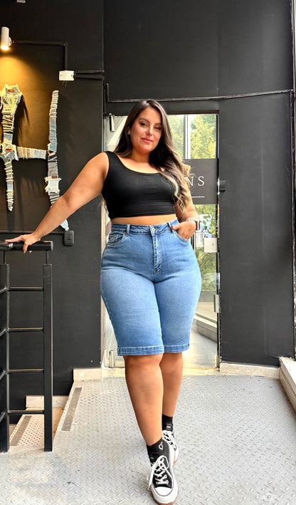 98335 BERMUDA CURVY TIRO ALTO EN TELA DENIM FULL STRETCH AZUL CLARO