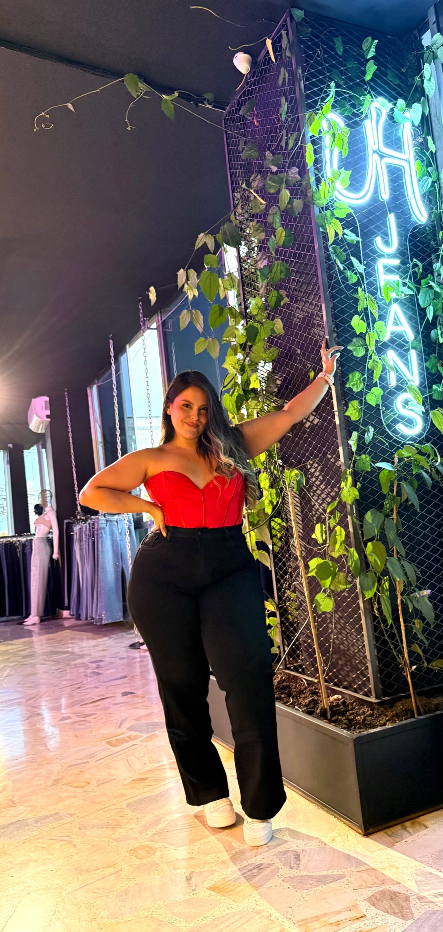 REF: 97956 JEAN RECTO CURVY TIRO ALTO, EN TELA DENIM FULL STRETCH COLOR NEGRO