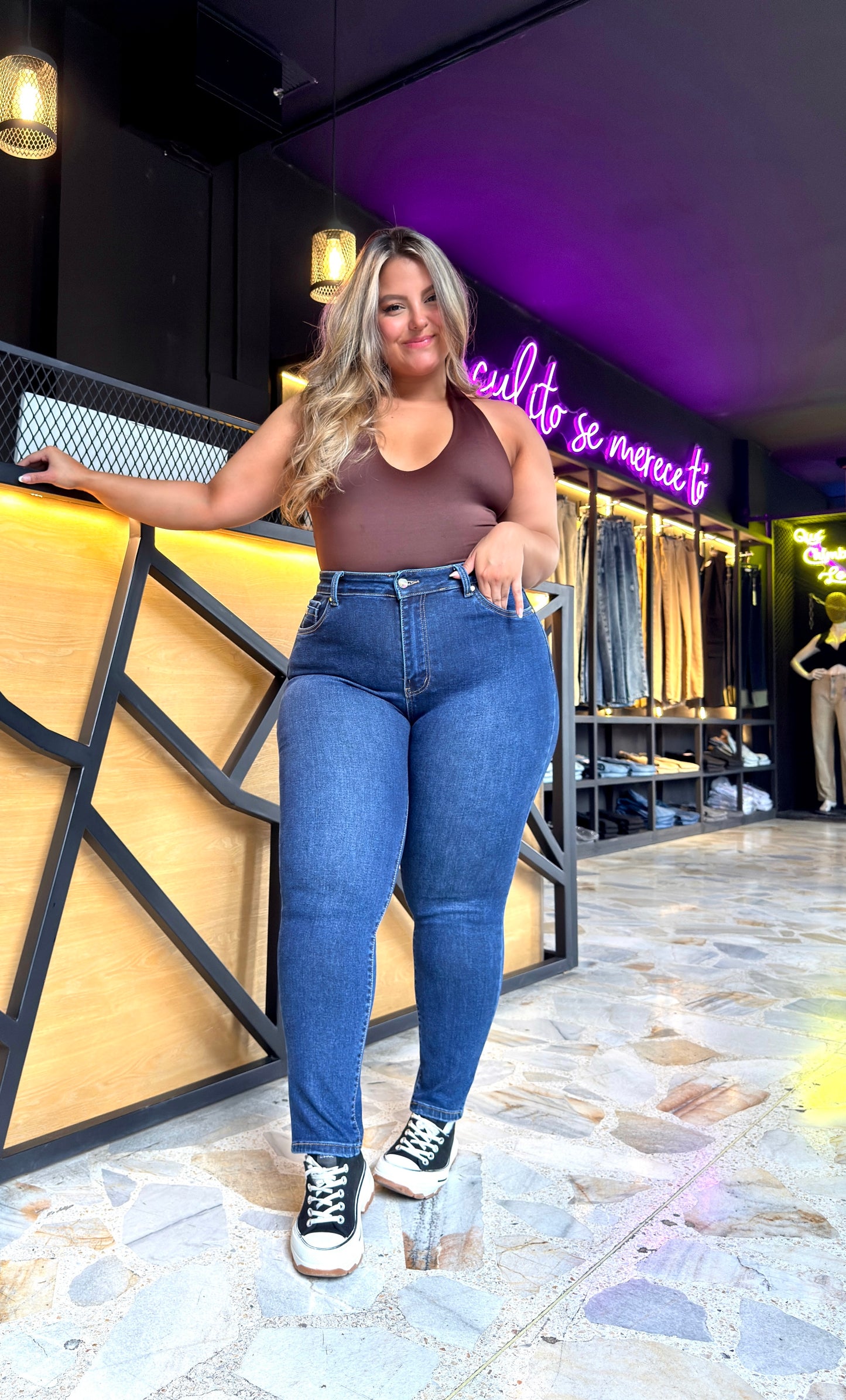 REF: 2230 SKINNY CURVY CLÁSICO, TIRO ALTO EN TELA DENIM FULL STRETCH, OSCURO