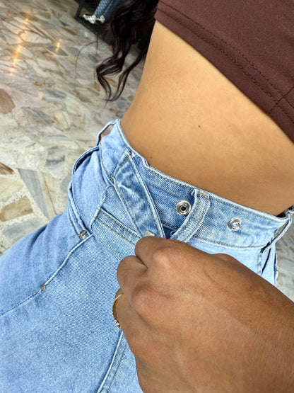 REF: 39099 ESTILO BARREL EN TELA DENIM STRETCH, TIRO ALTO CON REGULADOR EN LA CINTURA
