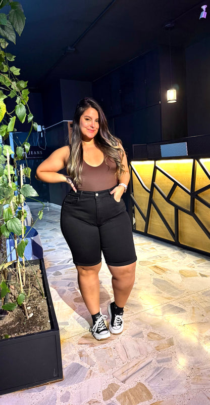 REF: 39643 BERMUDA CURVY TIRO ALTO EN TELA DENIM FULL STRETCH COLOR NEGRO