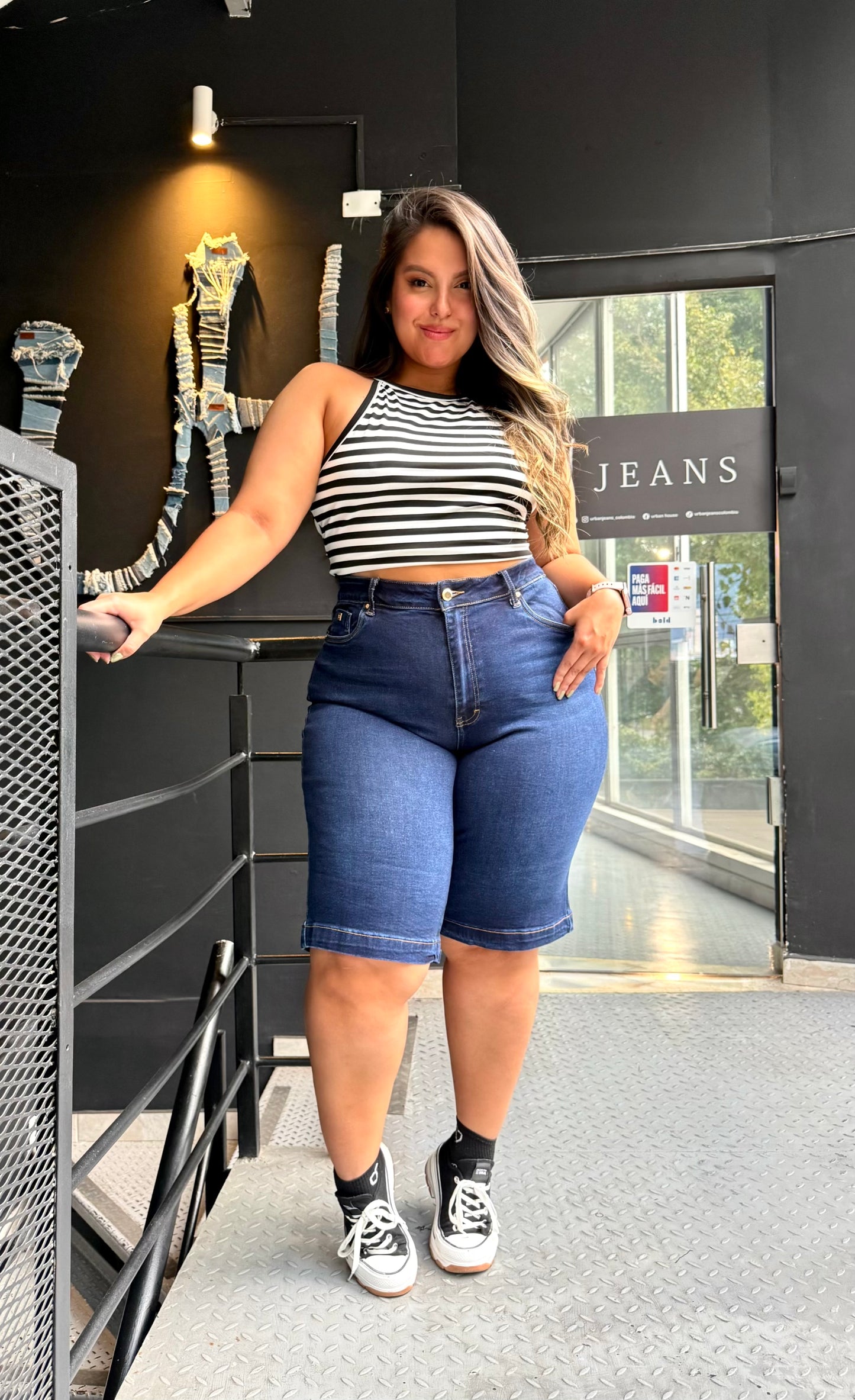 REF: 98334 BERMUDA CURVY TIRO ALTO EN TELA DENIM FULL STRETCH AZUL OSCURO