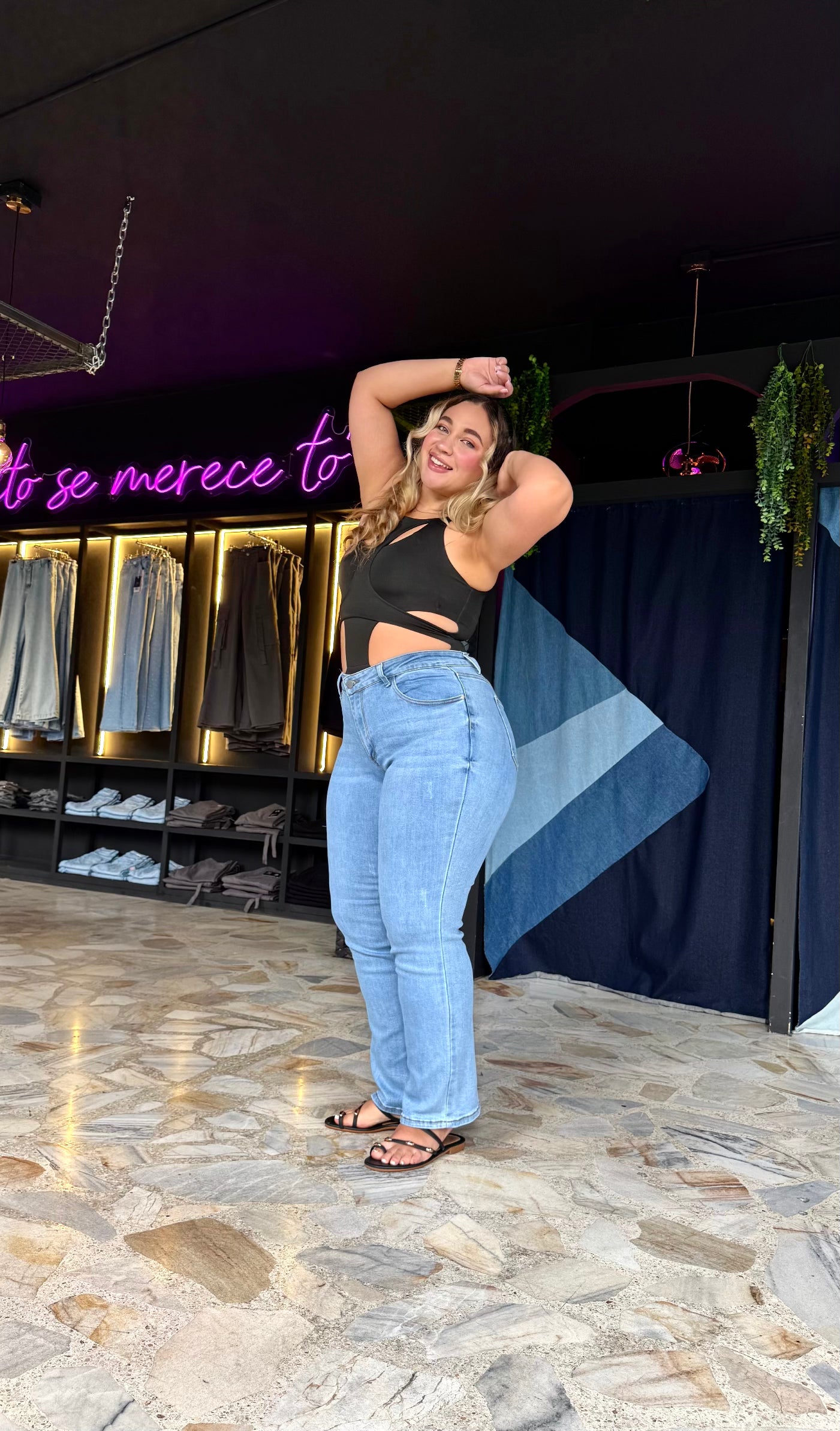 REF: 38696 BOTA RECTA CURVY TIRO ALTO EN TELA DENIM FULL STRETCH AZUL CLARO