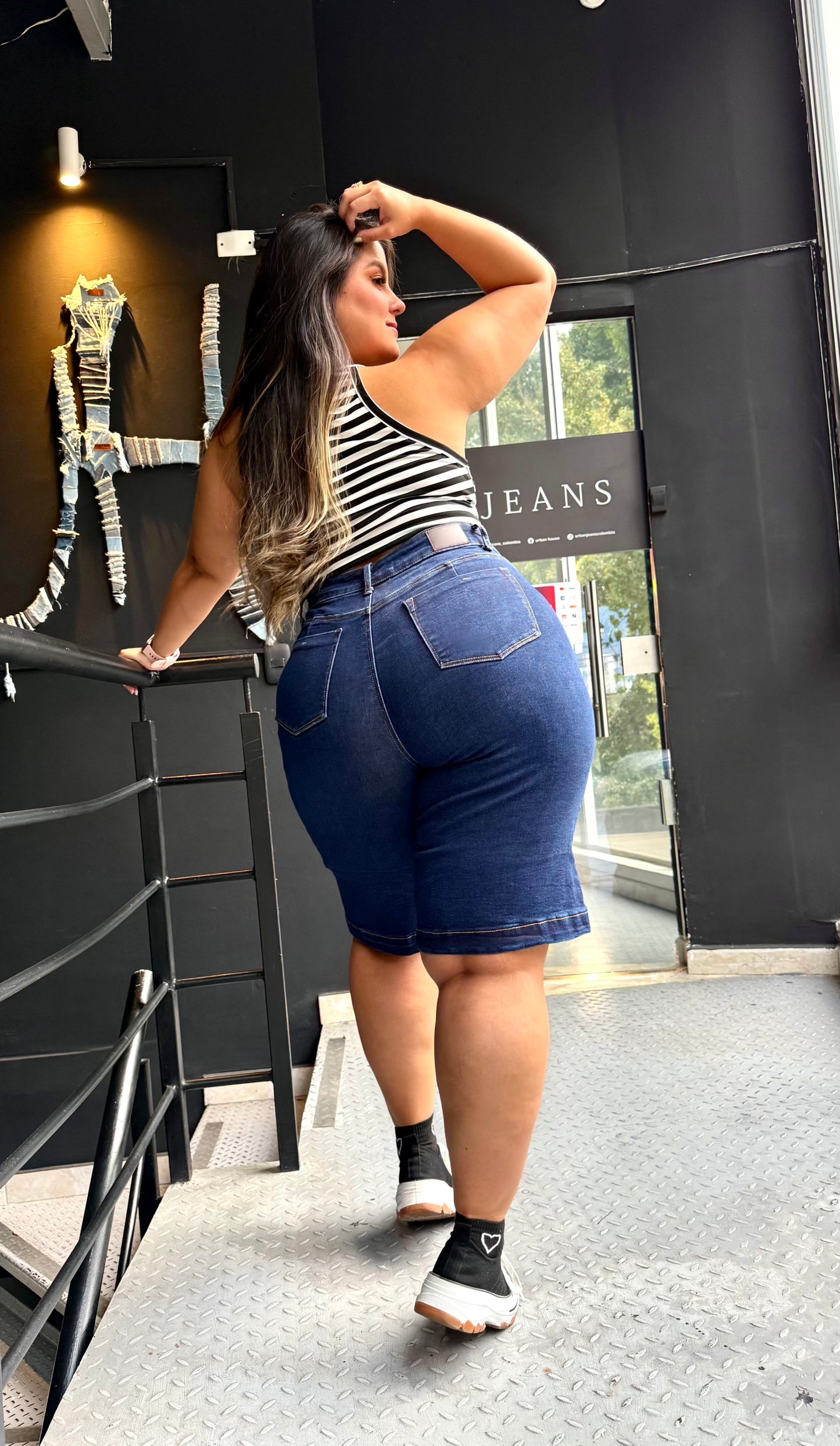 REF: 98334 BERMUDA CURVY TIRO ALTO EN TELA DENIM FULL STRETCH AZUL OSCURO