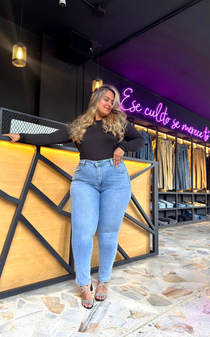 REF: 2227 SKINNY CURVY CLÁSICO, TIRO ALTO EN TELA DENIM FULL STRETCH, CLARO