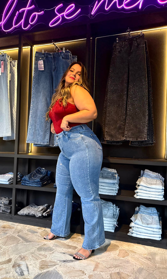 REF: 97715 CURVY RECTO CON PIEDRAS BRILLANTES POR DELANTE, TIRO ALTO EN TELA DENIM FULL STRETCH