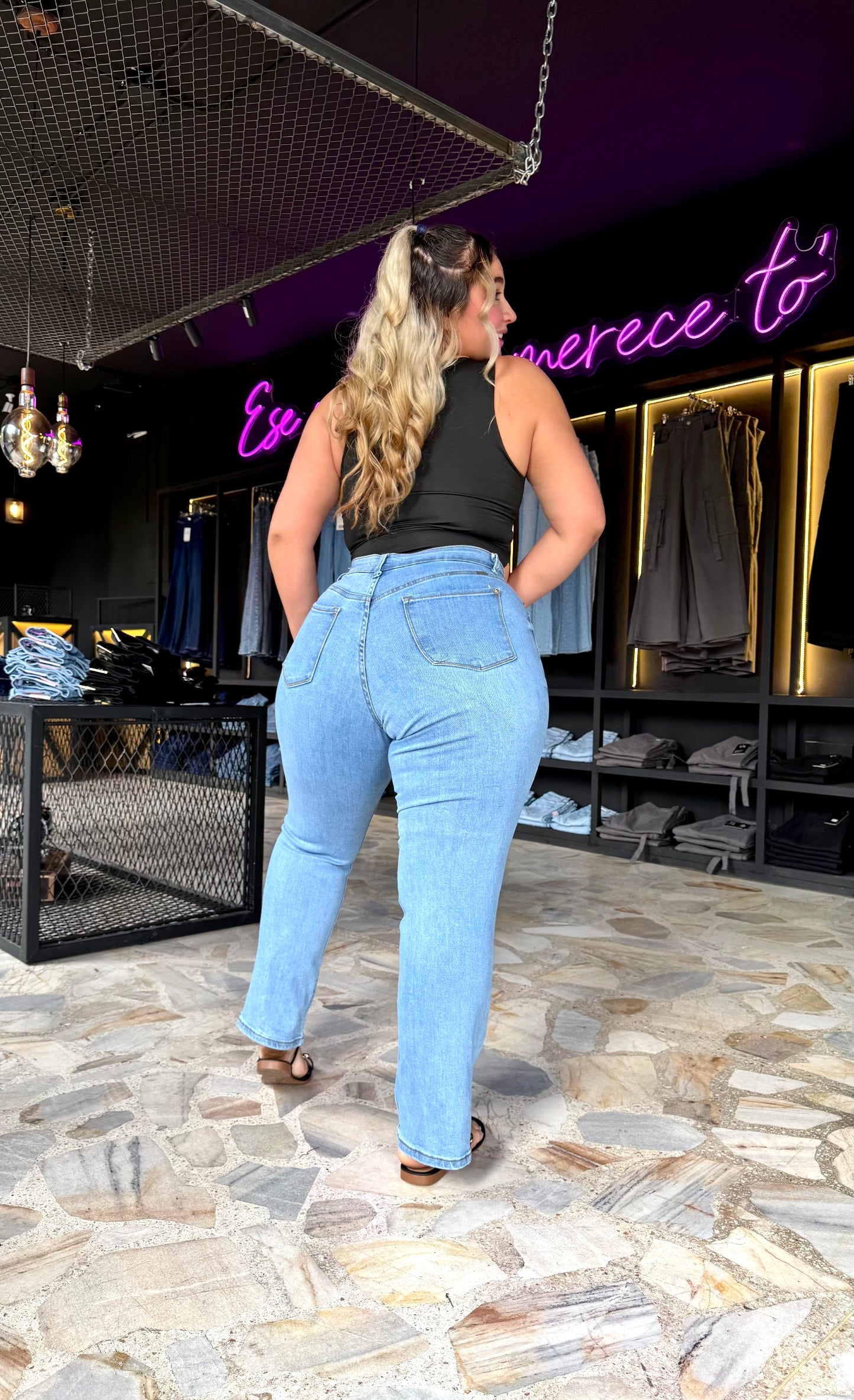 REF: 38696 BOTA RECTA CURVY TIRO ALTO EN TELA DENIM FULL STRETCH AZUL CLARO