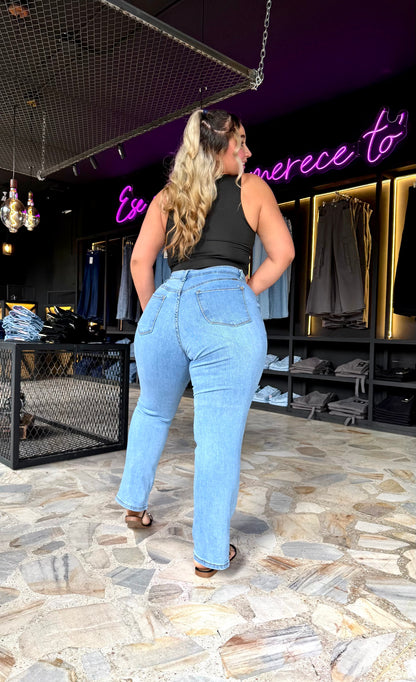 REF: 38696 BOTA RECTA CURVY TIRO ALTO EN TELA DENIM FULL STRETCH AZUL CLARO