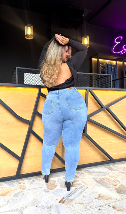 REF: 2227 SKINNY CURVY CLÁSICO, TIRO ALTO EN TELA DENIM FULL STRETCH, CLARO