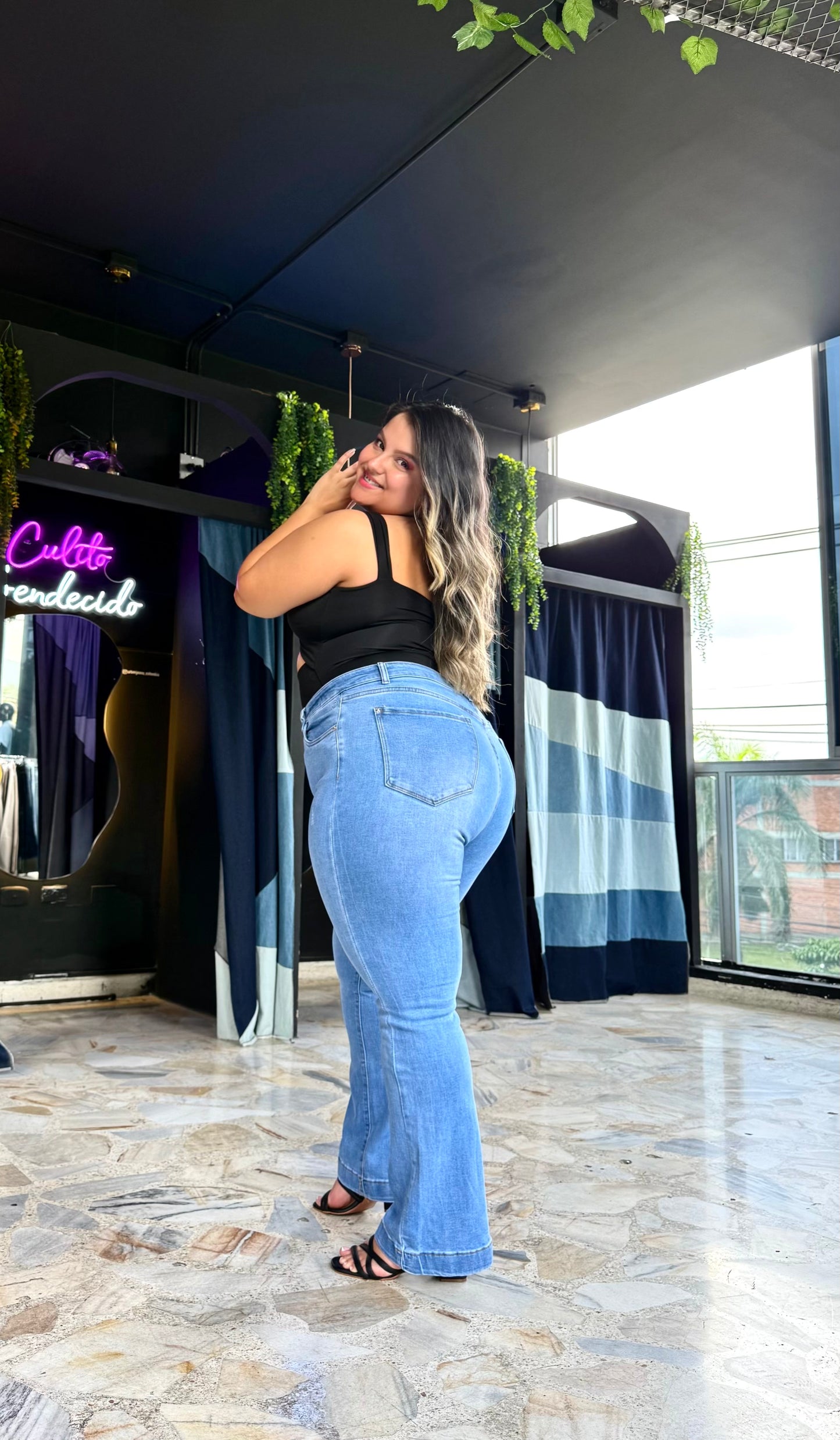 REF: 39381 CURVY BOTA RECTA TIRO ALTO CON PEQUEÑOS DESGASTES, EN TELA DENIM FULL STRETCH
