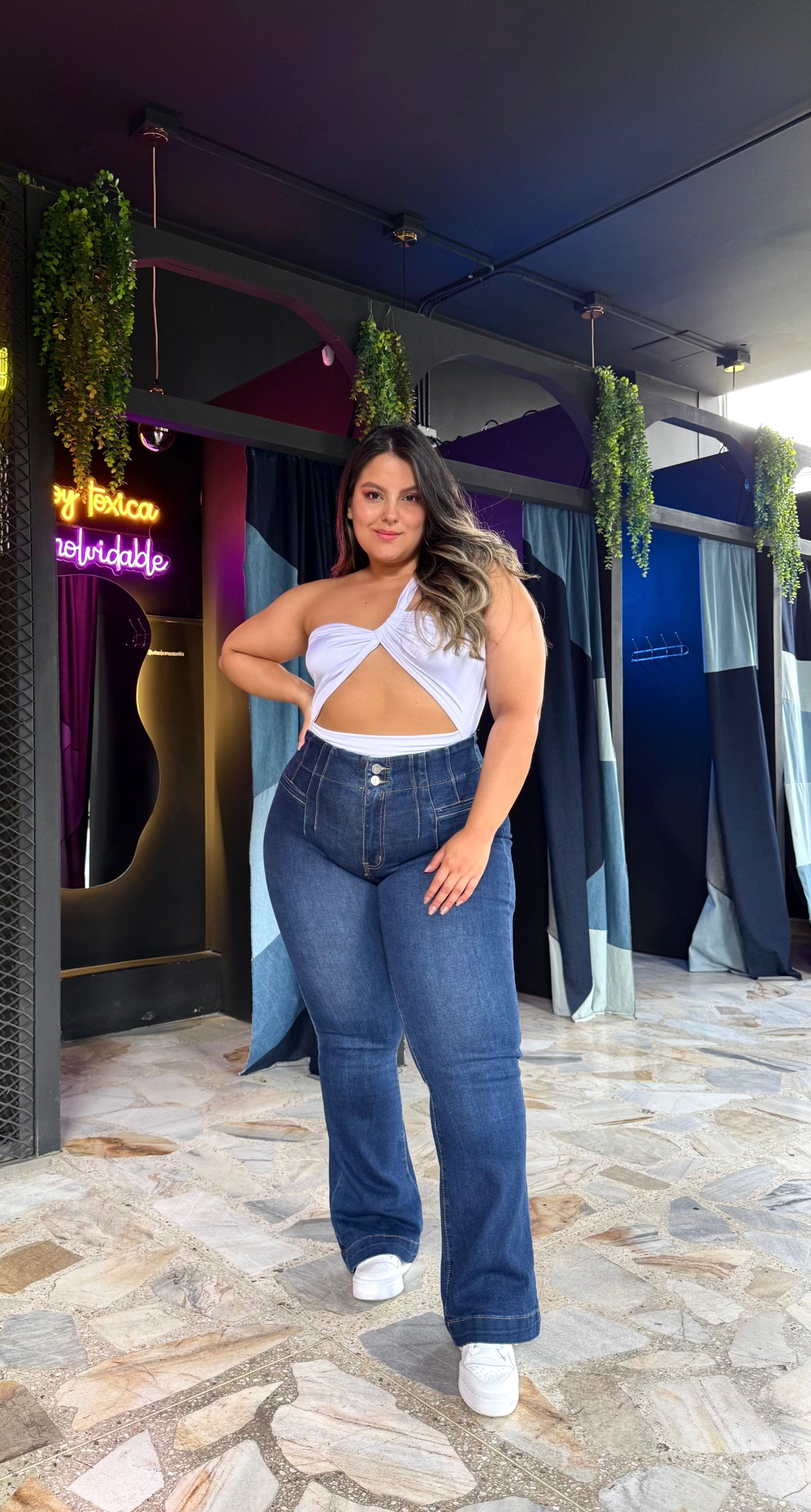 REF: 39437-39439 CURVY CON PINZAS MOLDEADORAS EFECTO LIPO BOTA RECTA EN TELA DENIM FULL STRETCH
