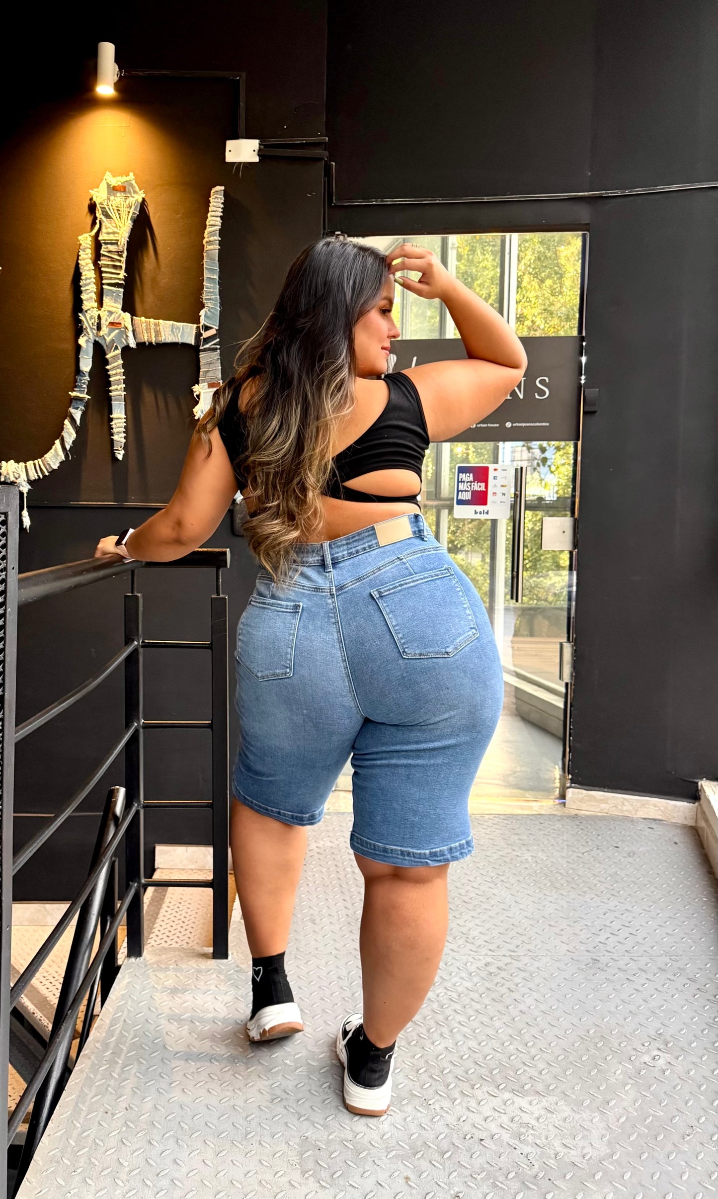 98335 BERMUDA CURVY TIRO ALTO EN TELA DENIM FULL STRETCH AZUL CLARO