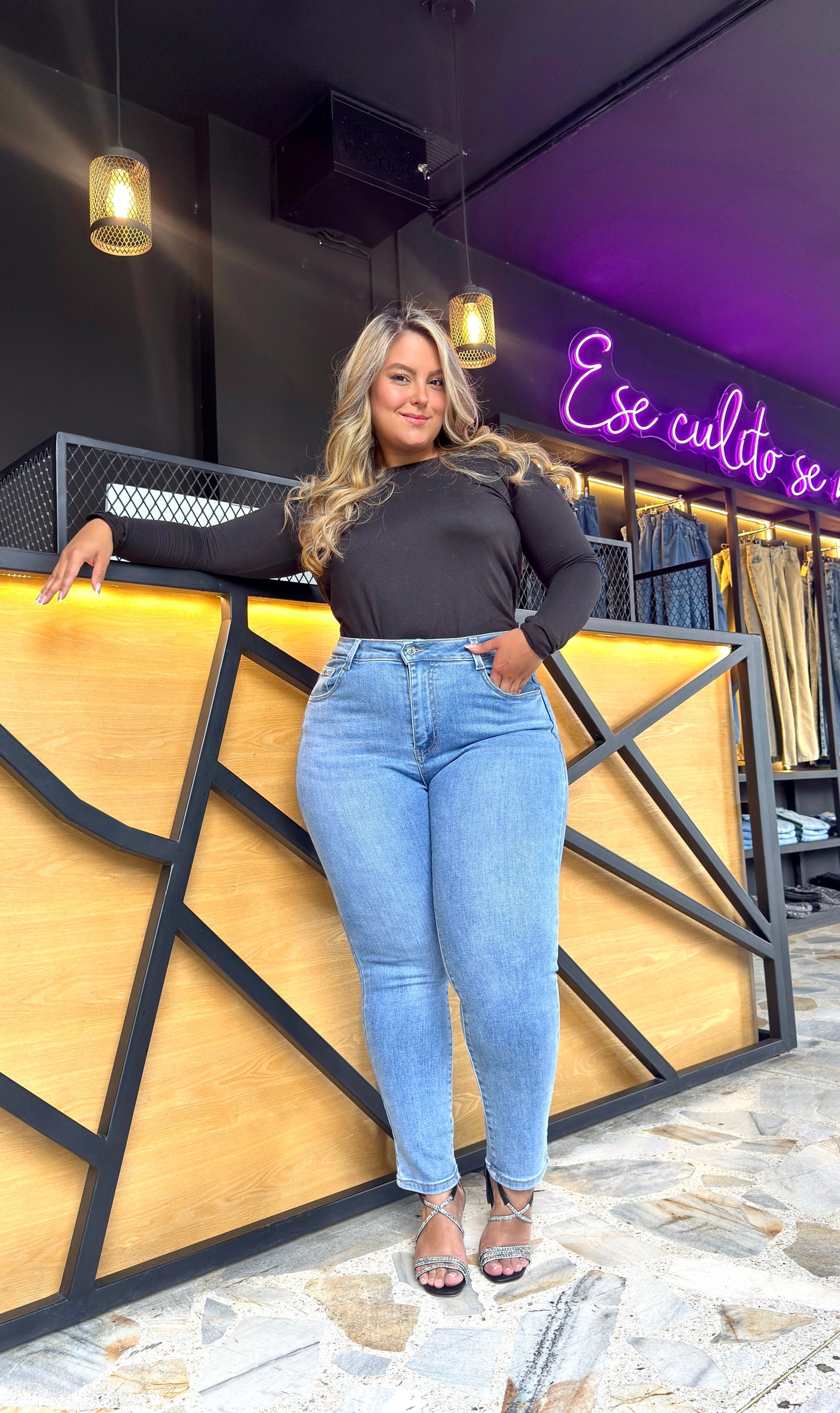 REF: 2227 SKINNY CURVY CLÁSICO, TIRO ALTO EN TELA DENIM FULL STRETCH, CLARO