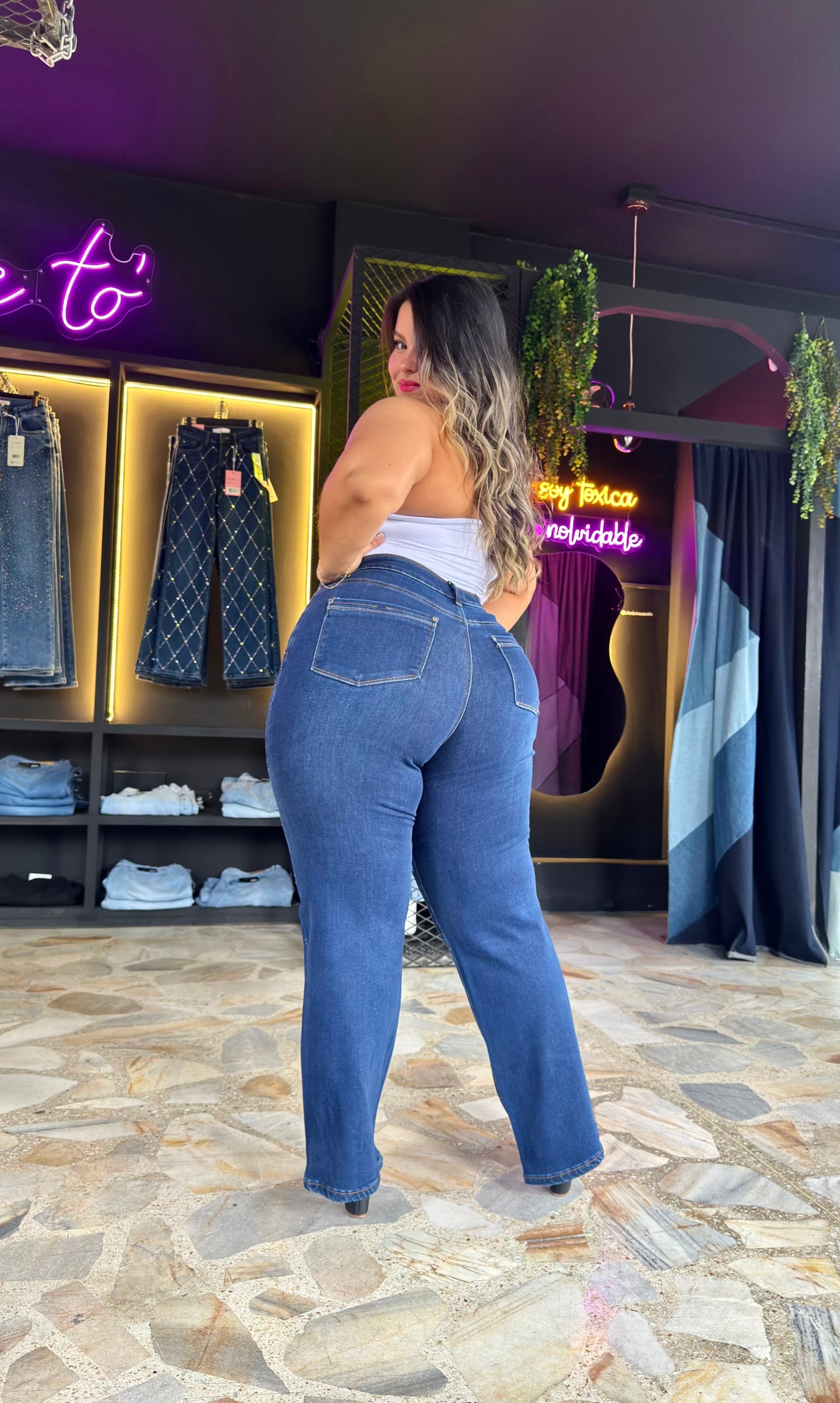 REF: 97719 RECTO CURVY CON PIEDRAS BRILLANTES POR DELANTE, TIRO ALTO EN TELA DENIM FULL STRETCH