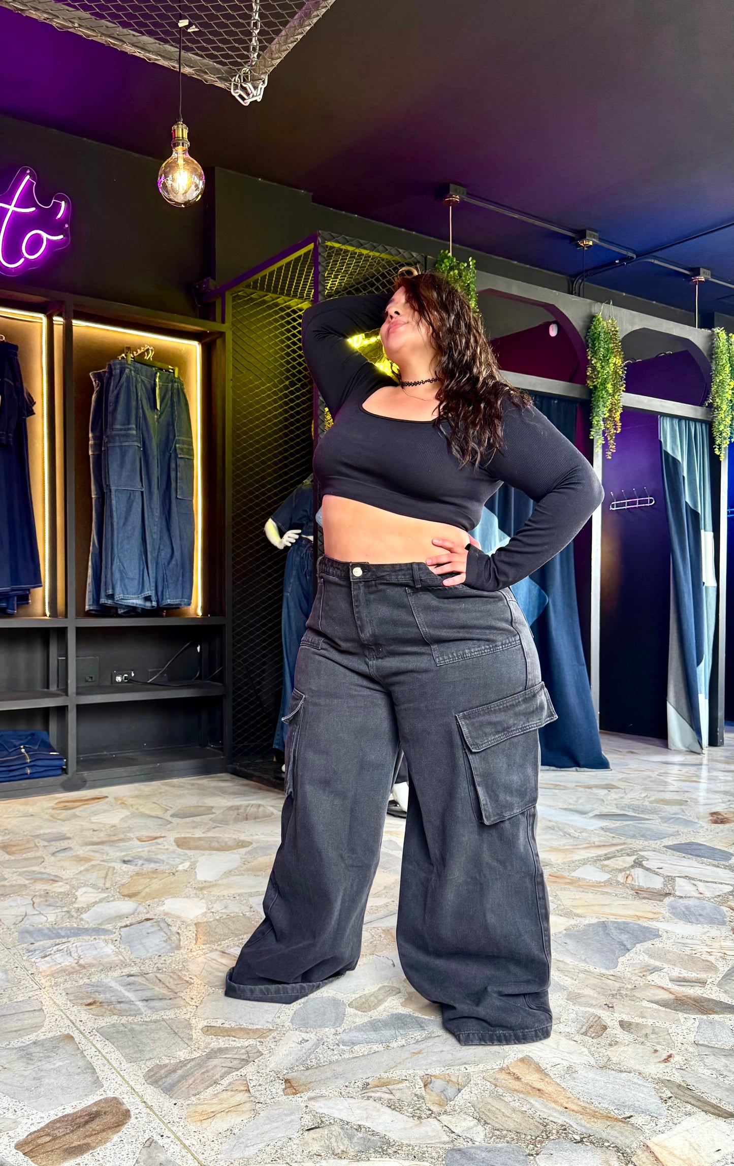 REF: 2530 CARGO ANCHO CURVY, REALMENTE ANCHO, EN TELA DENIM RÍGIDO, NEGRO GASTADO