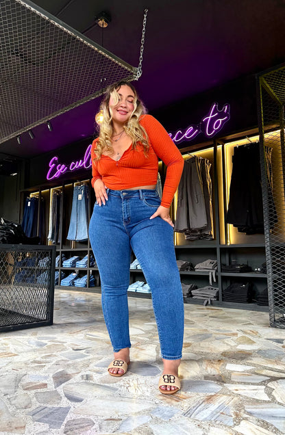 REF: ARF-1776 CLÁSICO CURVY TIRO ALTO EN TELA DENIM FULL STRETCH