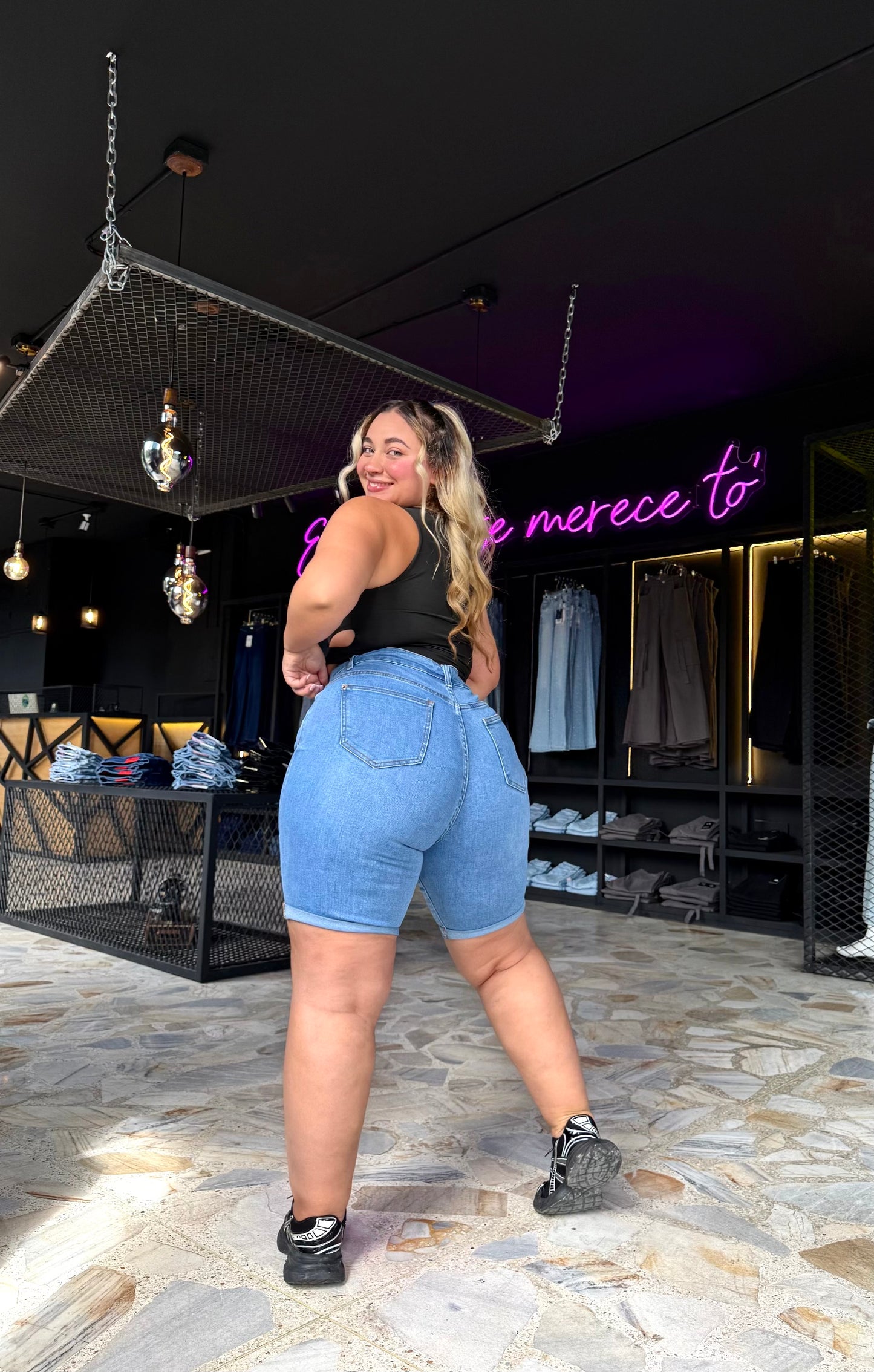 REF: 38419 SHORT CURVY TIRO ALTO EN TELA DENIM FULL STRETCH