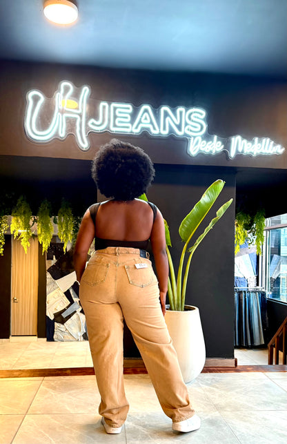 REF: 2518  MOM JEANS CURVY TIRO ALTO EN TELA DENIM RÍGIDO EN TONO MATIZADO CAFE