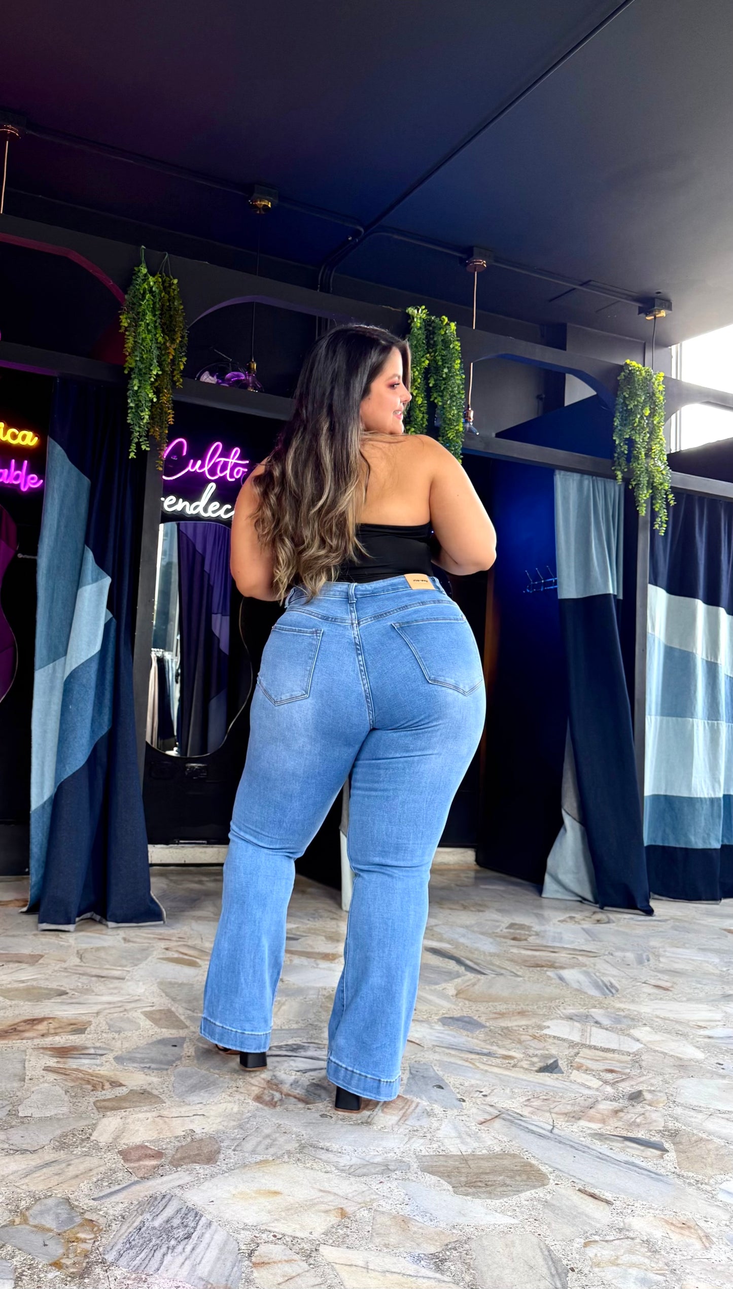 REF: 39381 CURVY BOTA RECTA TIRO ALTO CON PEQUEÑOS DESGASTES, EN TELA DENIM FULL STRETCH