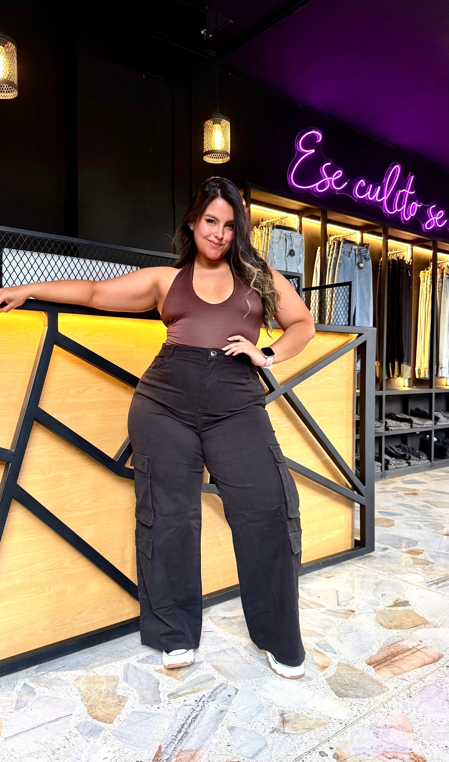 REF: 2516 CARGO NEGRO CURVY CON PINZAS LEVANTA COLA EN TELA DRILL PRIMIUM STRETCH